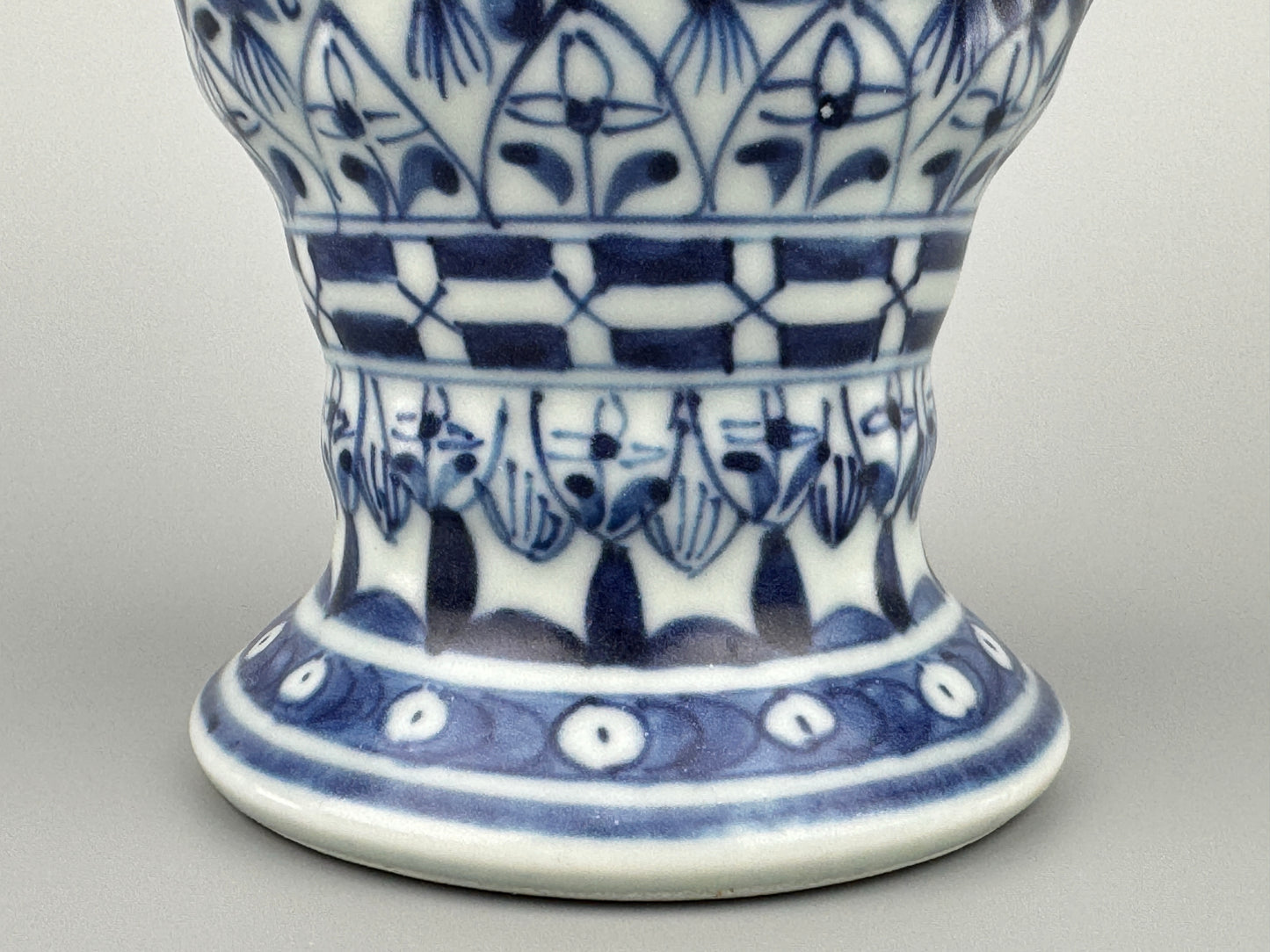 BLUE AND WHITE SPIRAL VASE, QING DYNASTY, KANGXI ERA, CIRCA 1690