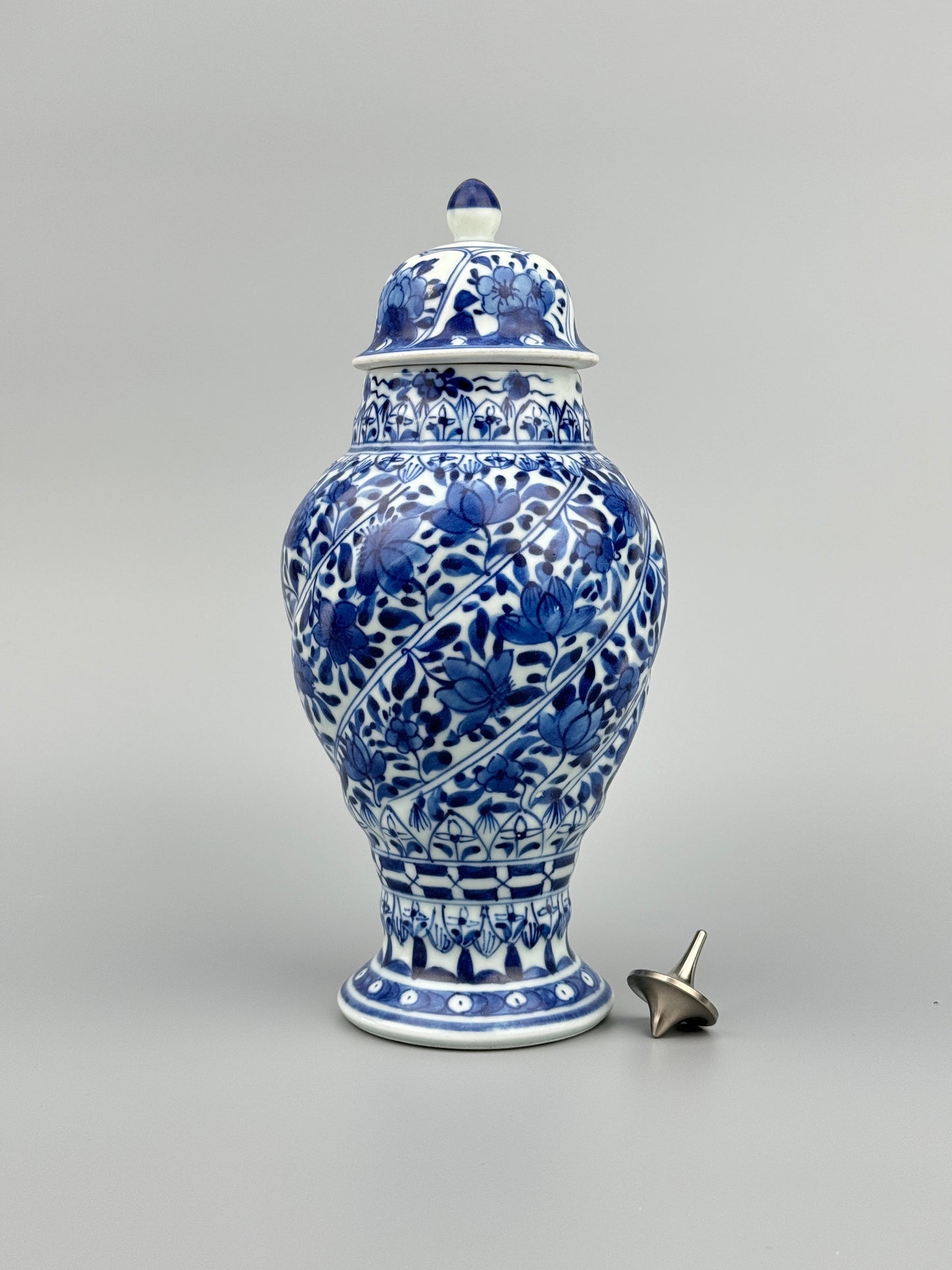 BLUE AND WHITE SPIRAL VASE, QING DYNASTY, KANGXI ERA, CIRCA 1690