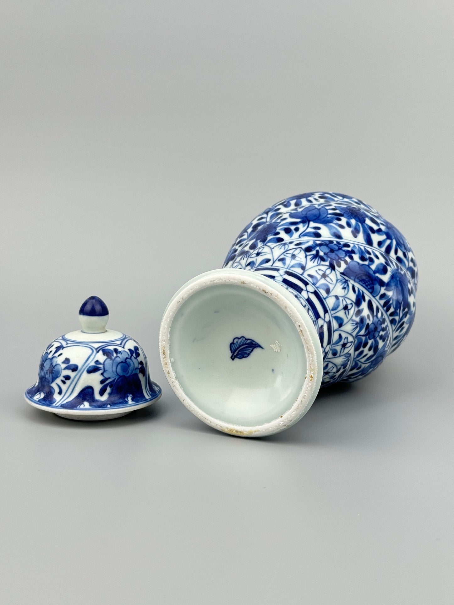 BLUE AND WHITE SPIRAL VASE, QING DYNASTY, KANGXI ERA, CIRCA 1690