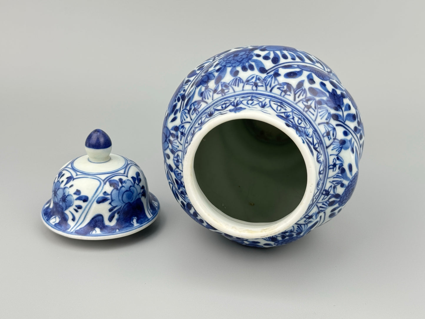 BLUE AND WHITE SPIRAL VASE, QING DYNASTY, KANGXI ERA, CIRCA 1690