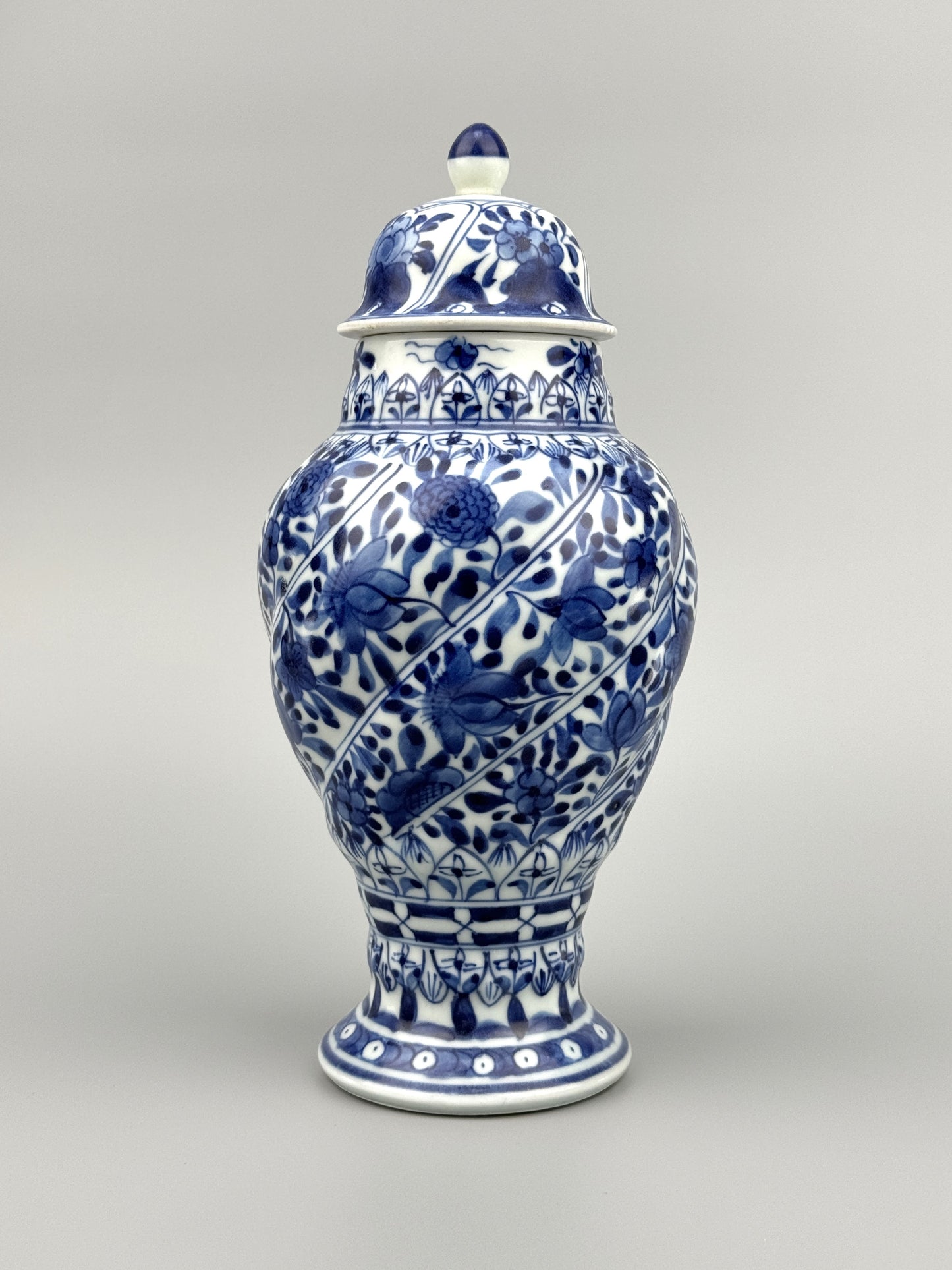 BLUE AND WHITE SPIRAL VASE, QING DYNASTY, KANGXI ERA, CIRCA 1690