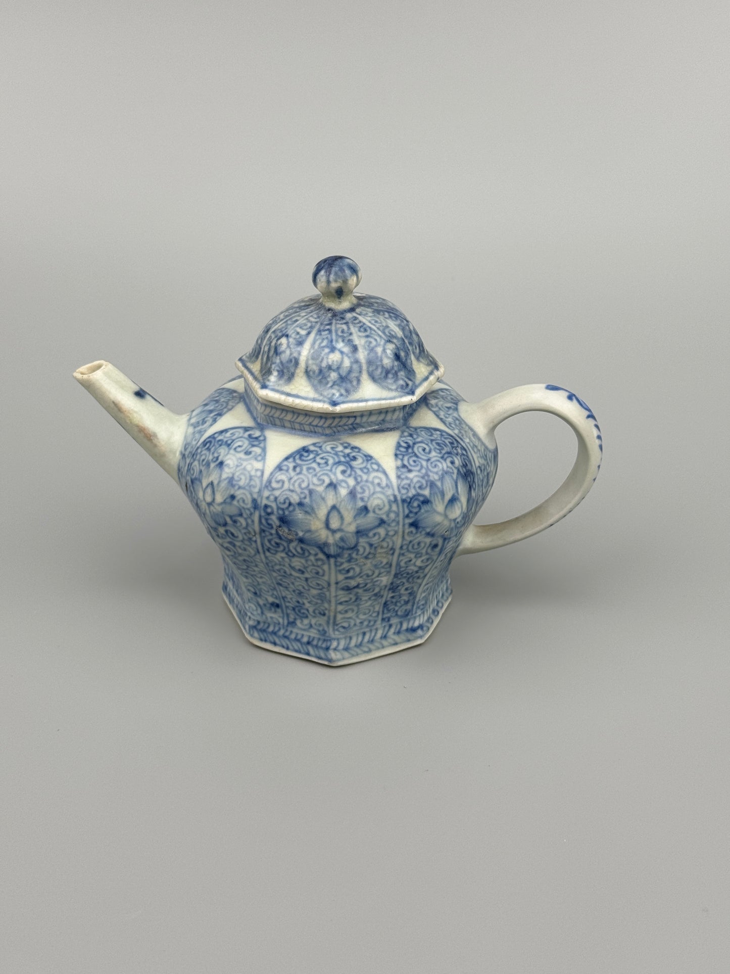 BLUE AND WHITE TEAPOT CIRCA 1725, QING DYNASTY, YONGZHENG REIGN