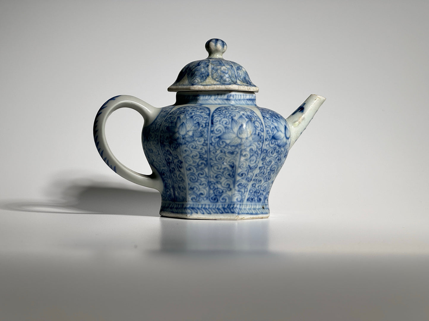 BLUE AND WHITE TEAPOT CIRCA 1725, QING DYNASTY, YONGZHENG REIGN