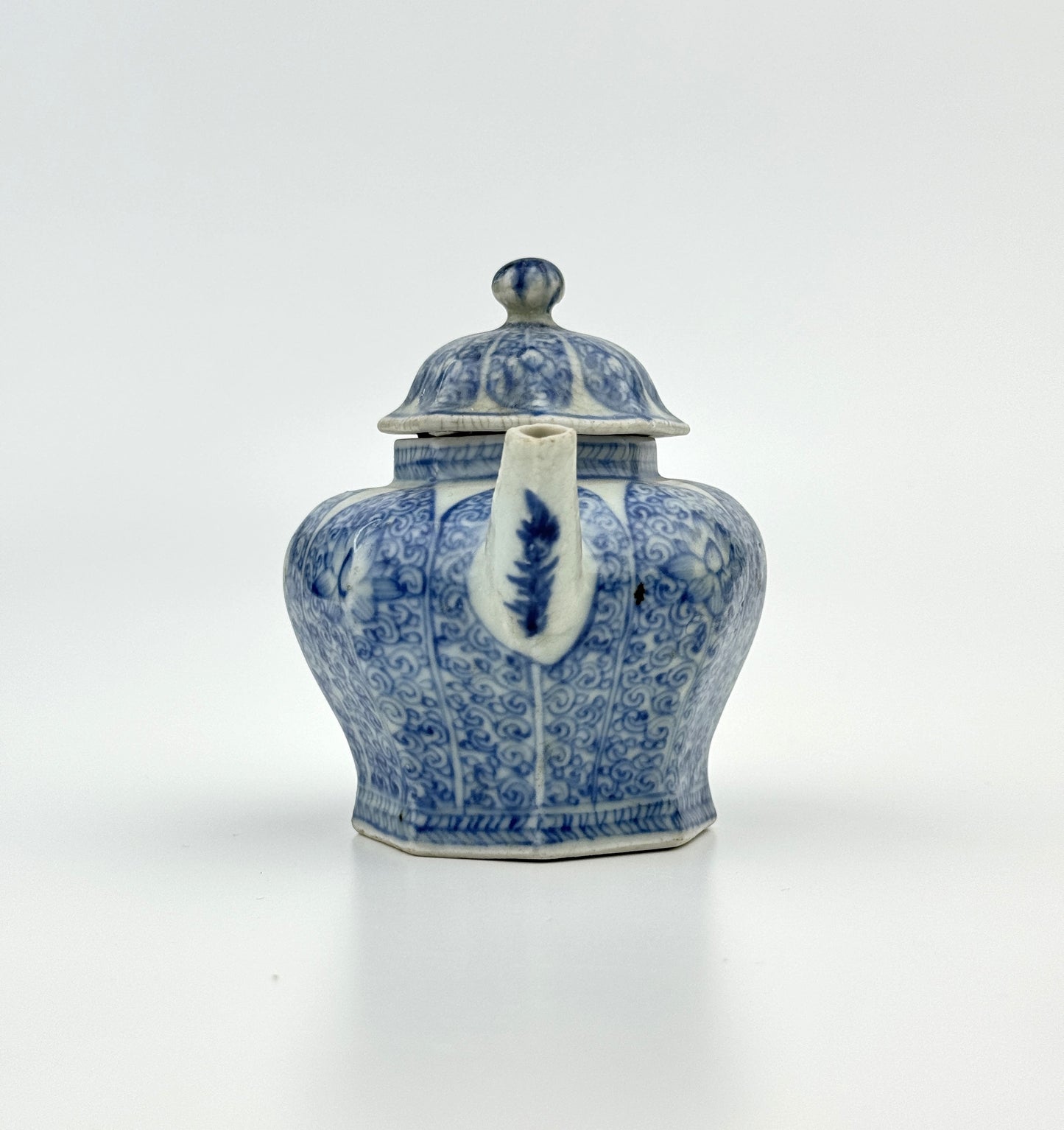 BLUE AND WHITE TEAPOT CIRCA 1725, QING DYNASTY, YONGZHENG REIGN