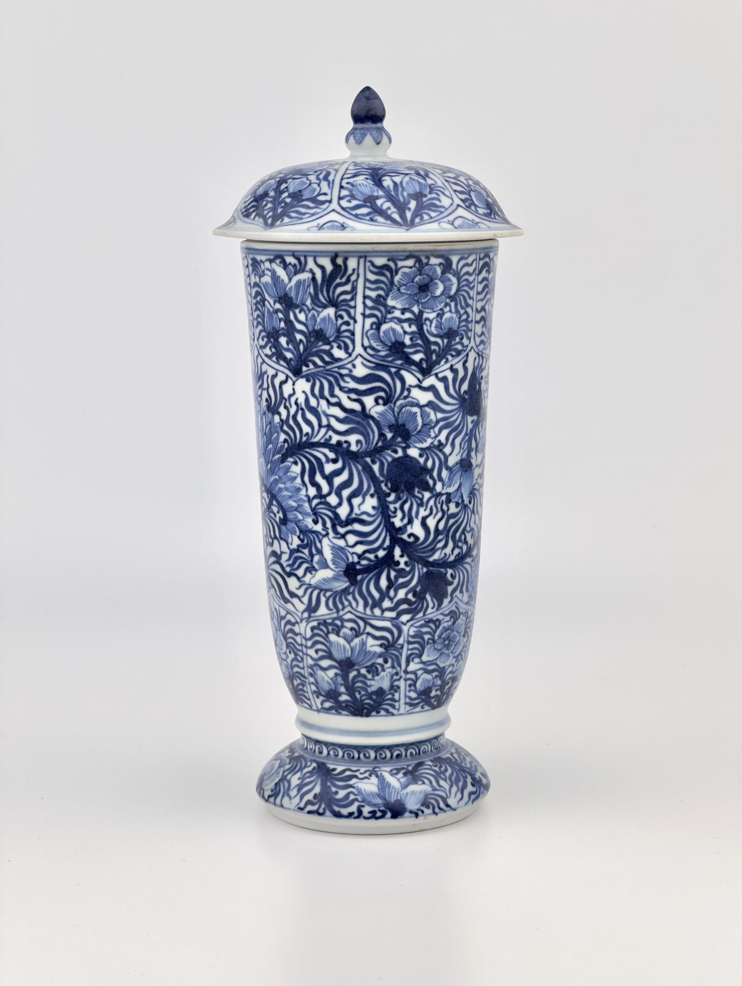 A BLUE AND WHITE BEAKER, QING DYNASTY, KANGXI ERA, CIRCA 1690 (Vung Tau Ship)