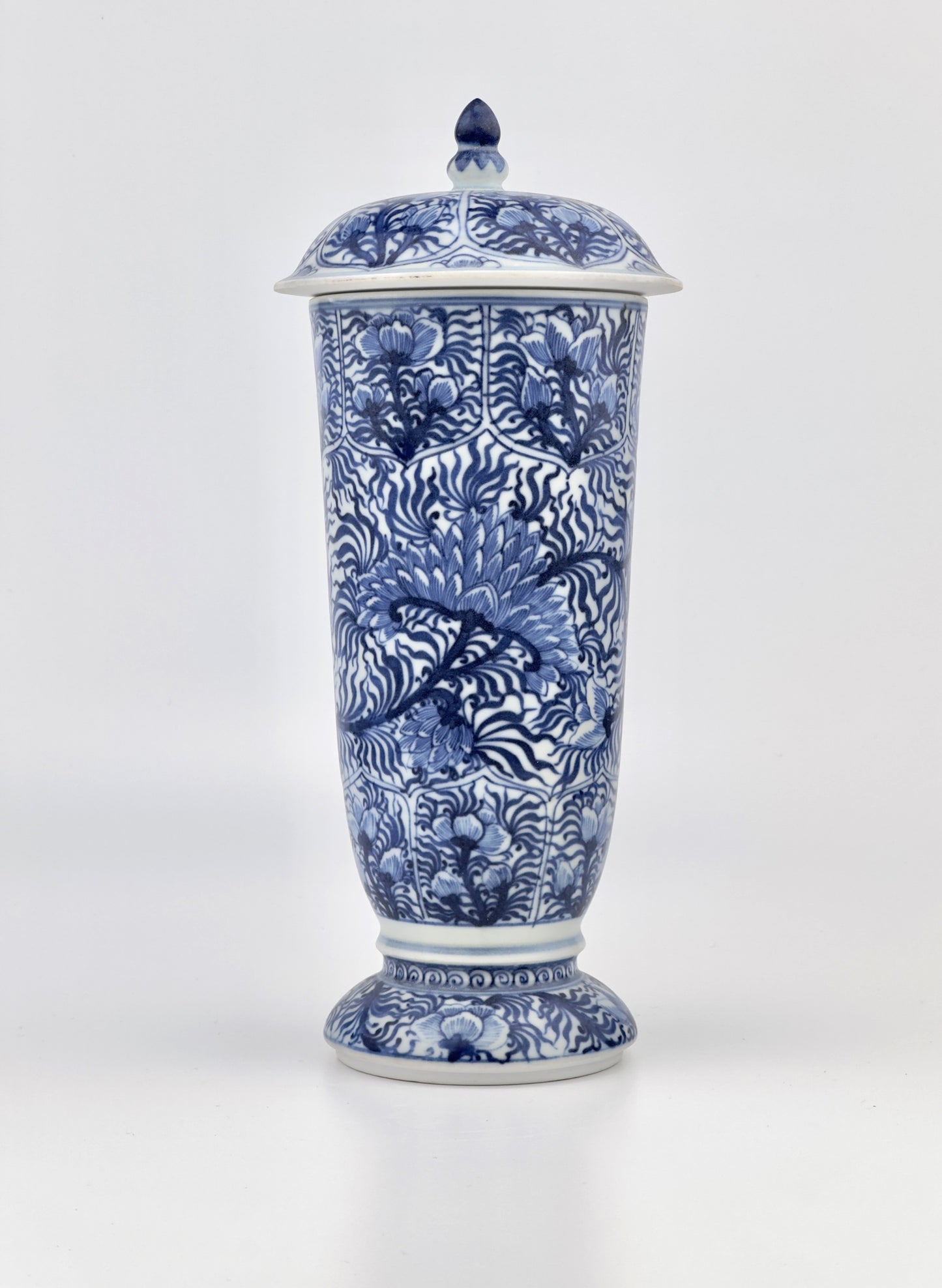 A BLUE AND WHITE BEAKER, QING DYNASTY, KANGXI ERA, CIRCA 1690 (Vung Tau Ship)