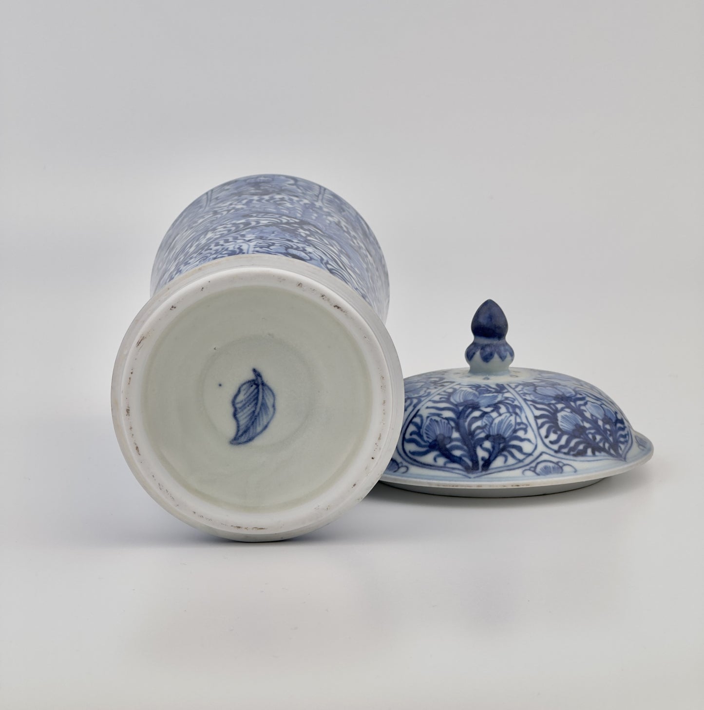 A BLUE AND WHITE BEAKER, QING DYNASTY, KANGXI ERA, CIRCA 1690 (Vung Tau Ship)