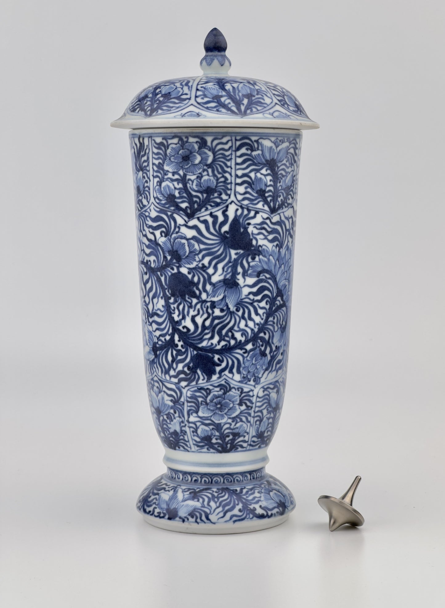 A BLUE AND WHITE BEAKER, QING DYNASTY, KANGXI ERA, CIRCA 1690 (Vung Tau Ship)