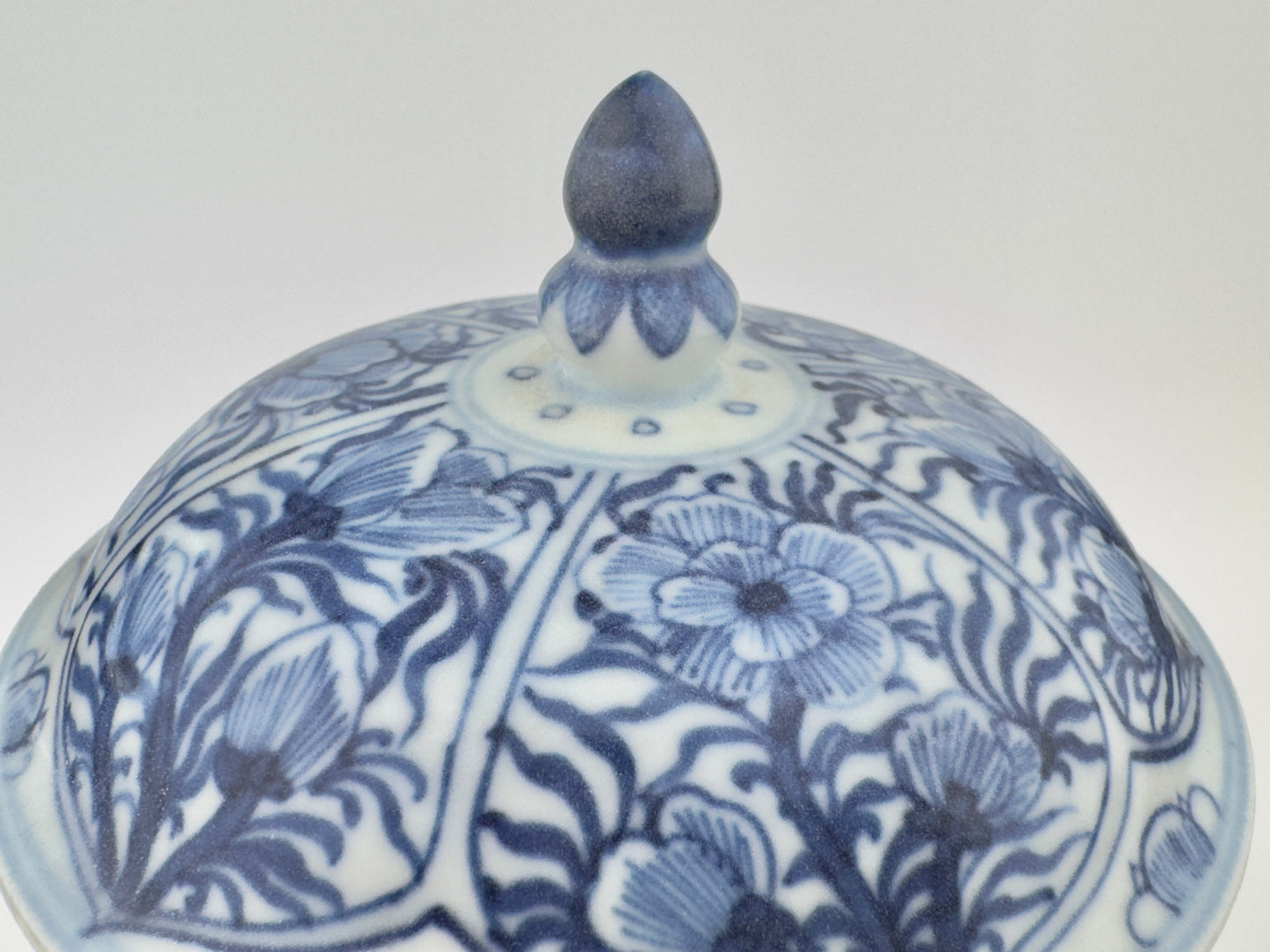 A BLUE AND WHITE BEAKER, QING DYNASTY, KANGXI ERA, CIRCA 1690 (Vung Tau Ship)