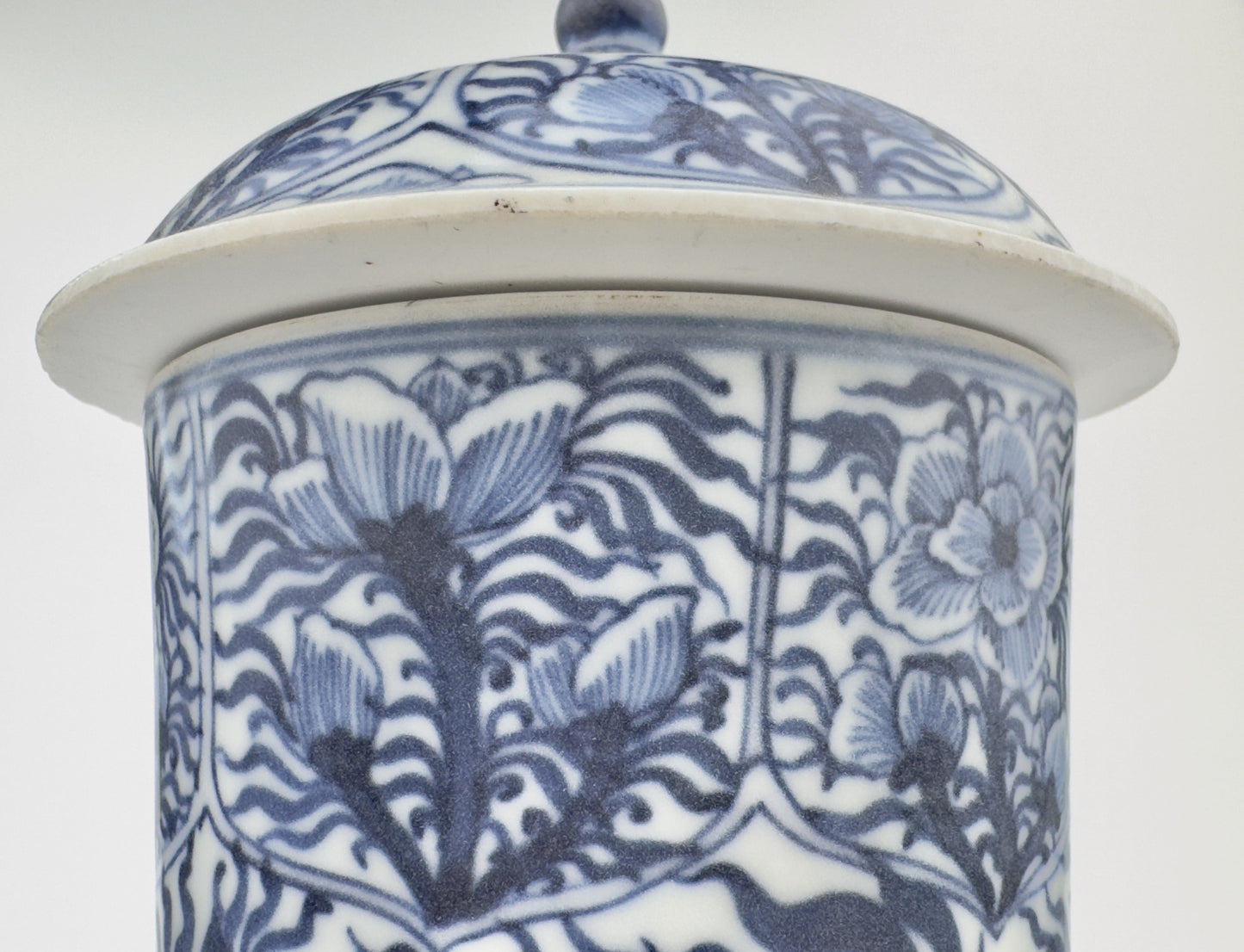 A BLUE AND WHITE BEAKER, QING DYNASTY, KANGXI ERA, CIRCA 1690 (Vung Tau Ship)