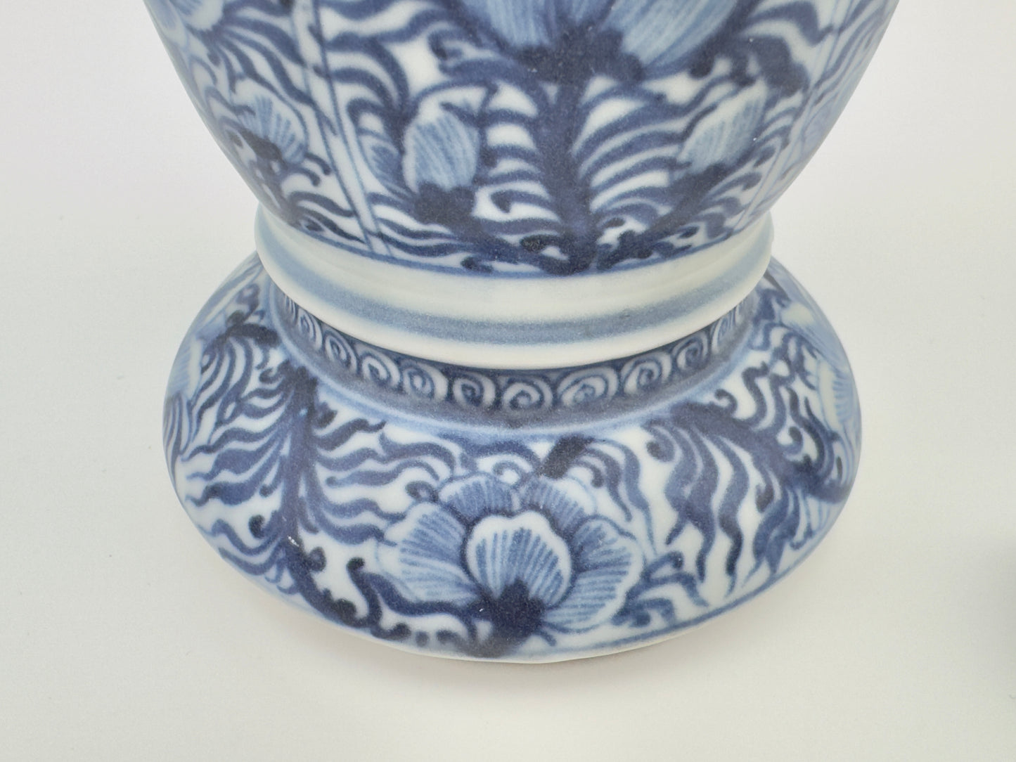 A BLUE AND WHITE BEAKER, QING DYNASTY, KANGXI ERA, CIRCA 1690 (Vung Tau Ship)