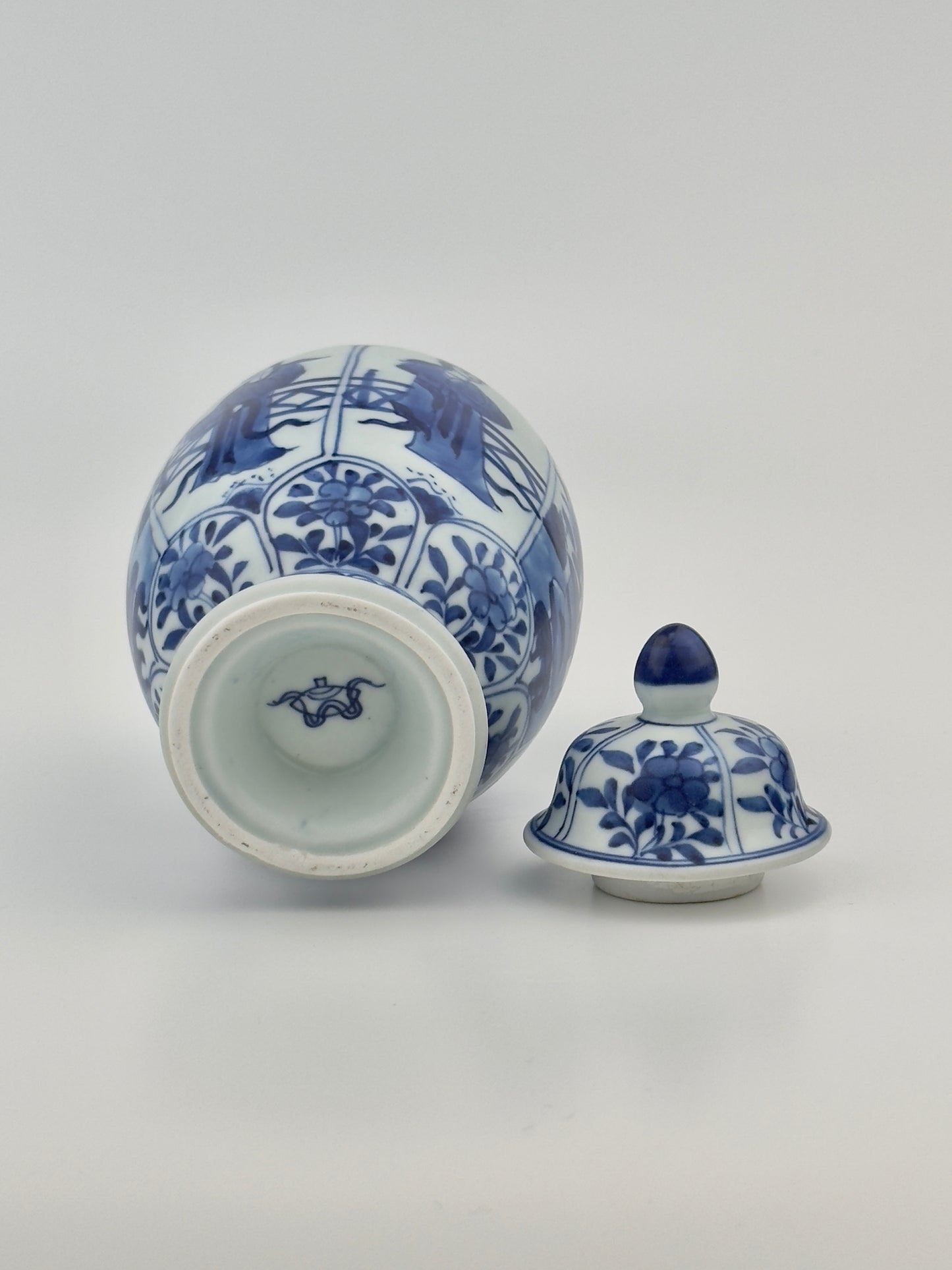 BLUE AND WHITE VASE, QING DYNASTY, KANGXI ERA, CIRCA 1690