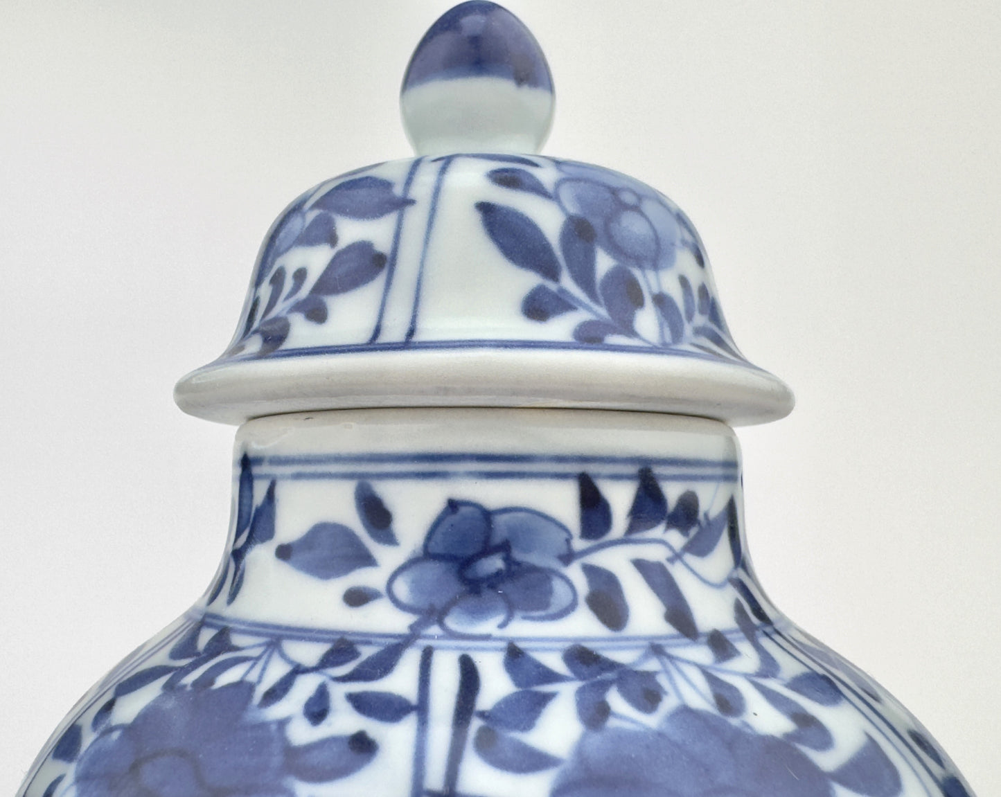 BLUE AND WHITE VASE, QING DYNASTY, KANGXI ERA, CIRCA 1690