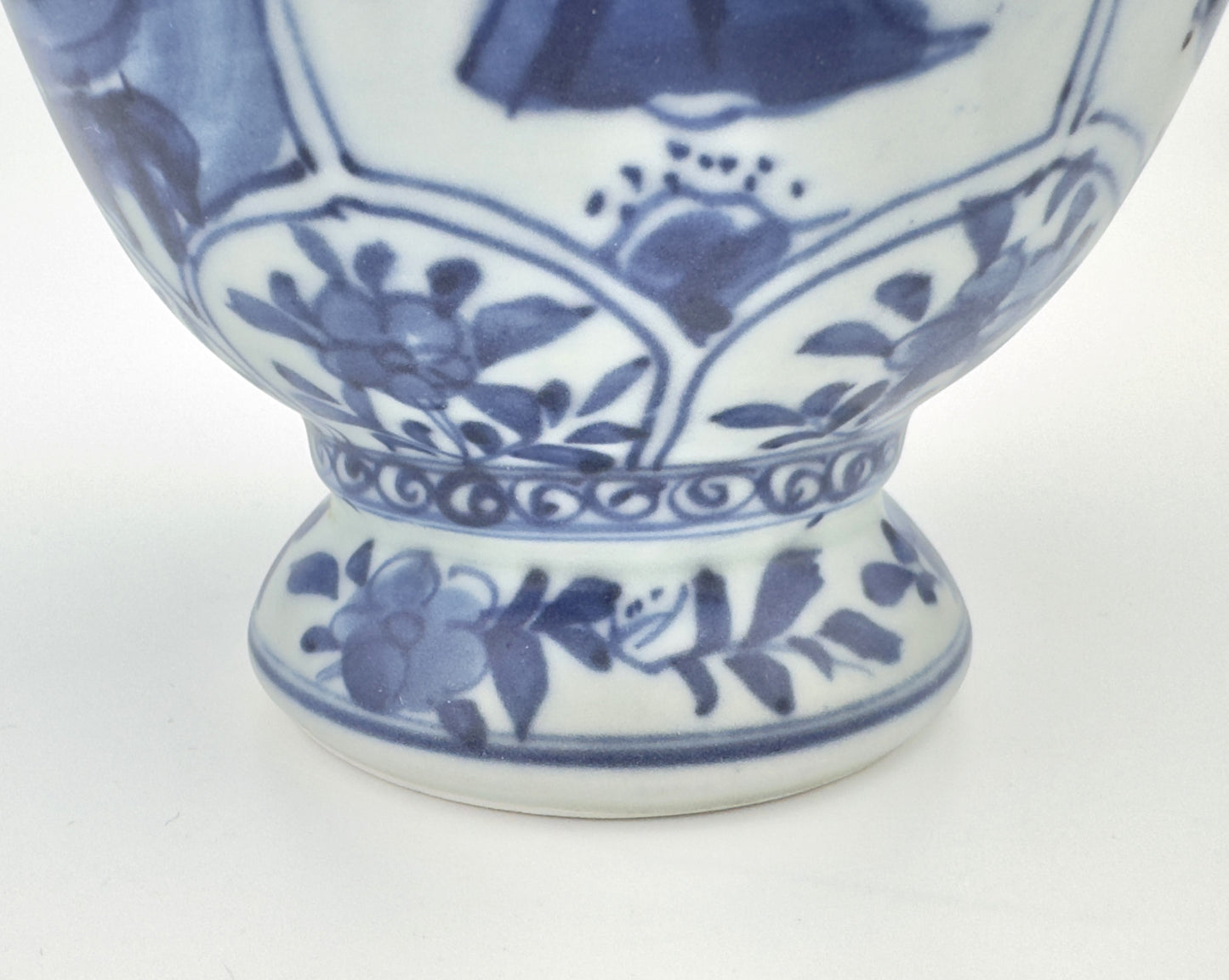 BLUE AND WHITE VASE, QING DYNASTY, KANGXI ERA, CIRCA 1690