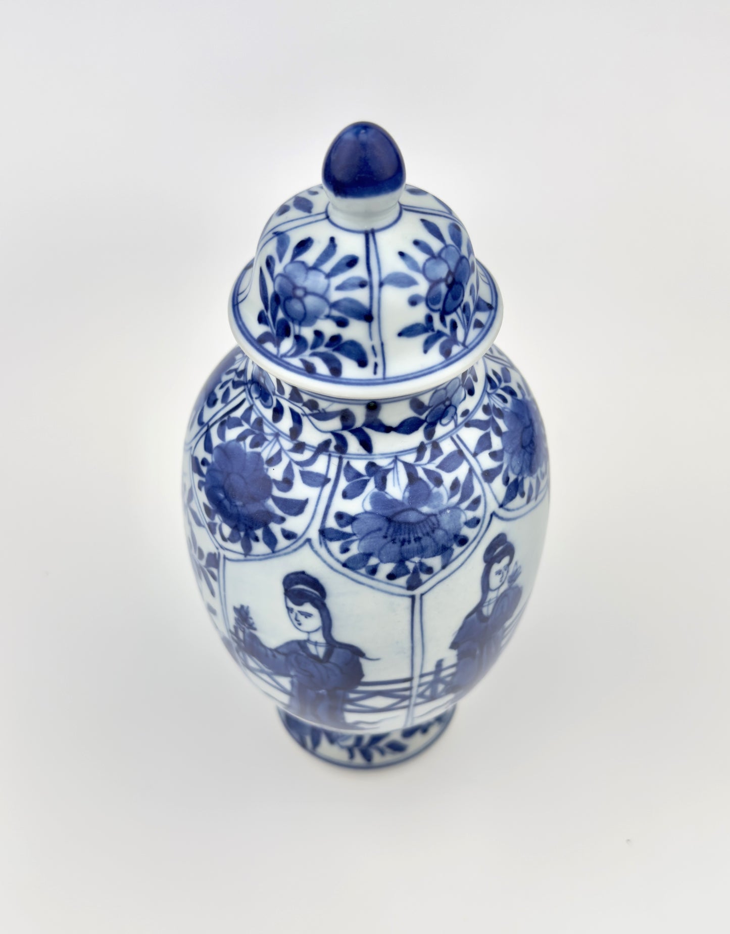 BLUE AND WHITE VASE, QING DYNASTY, KANGXI ERA, CIRCA 1690