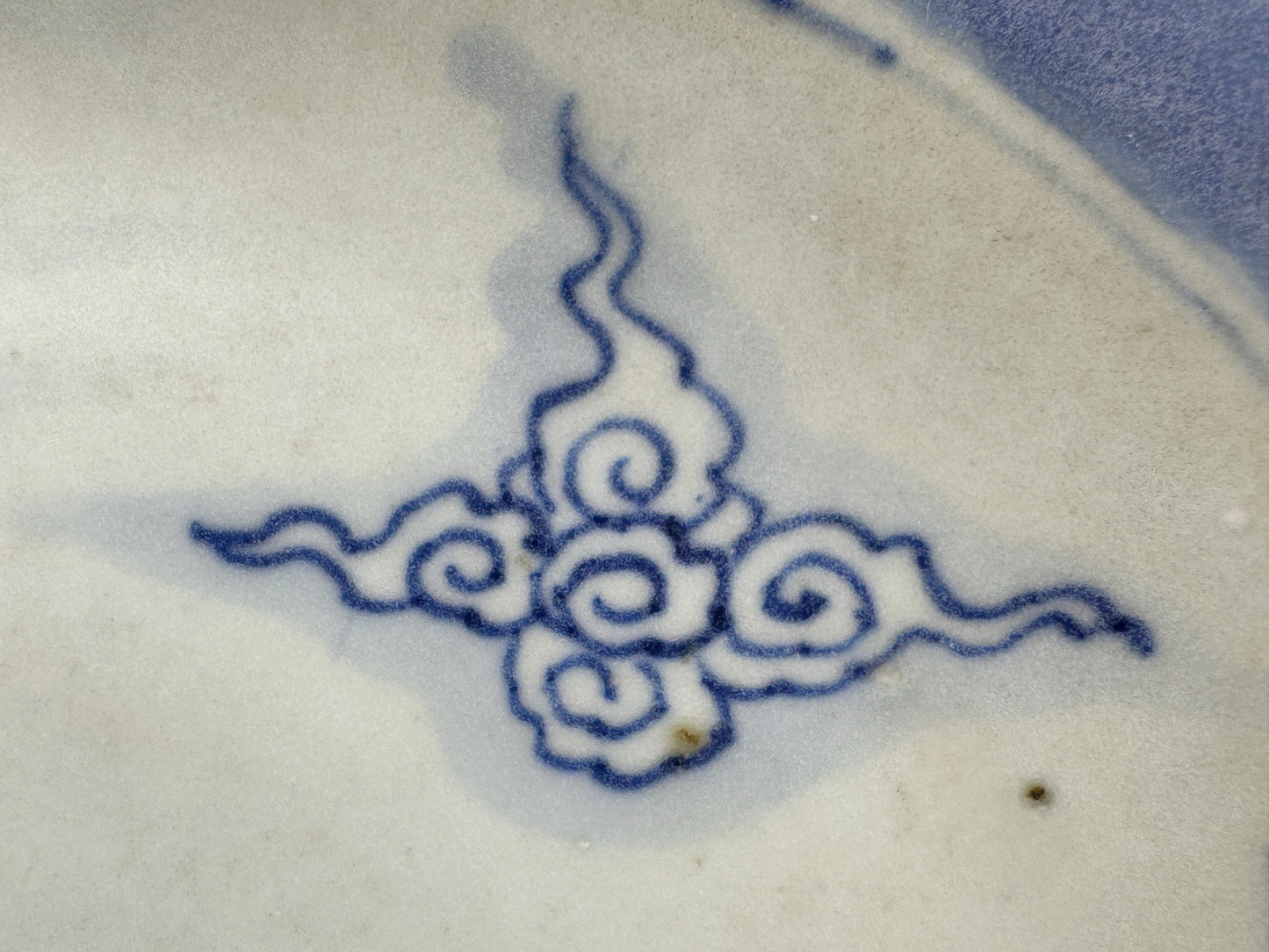 DESHIMA ISLAND PATTERN BLUE AND WHITE DISH CIRCA 1725, QING DYNASTY, YONGZHENG