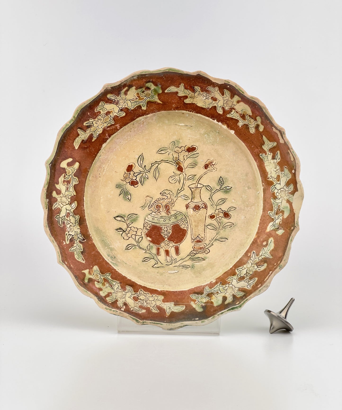 THREE-GLAZED EARTHENWARE DISH CIRCA 1725, QING DYNASTY, YONGZHENG REIGN