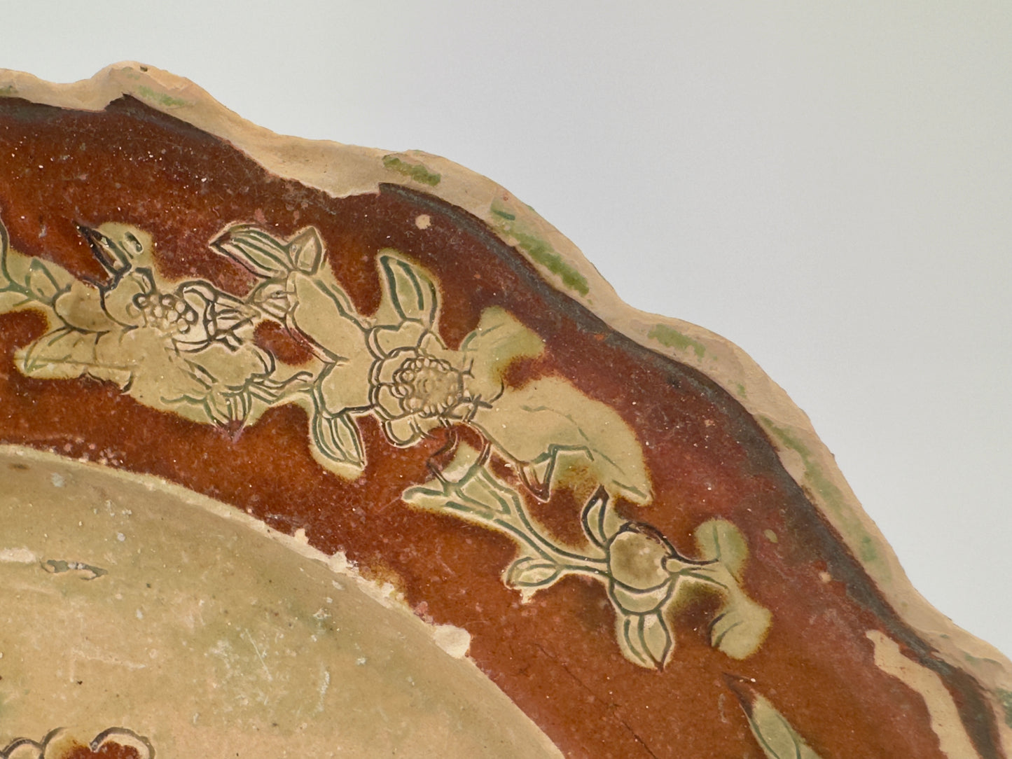 THREE-GLAZED EARTHENWARE DISH CIRCA 1725, QING DYNASTY, YONGZHENG REIGN