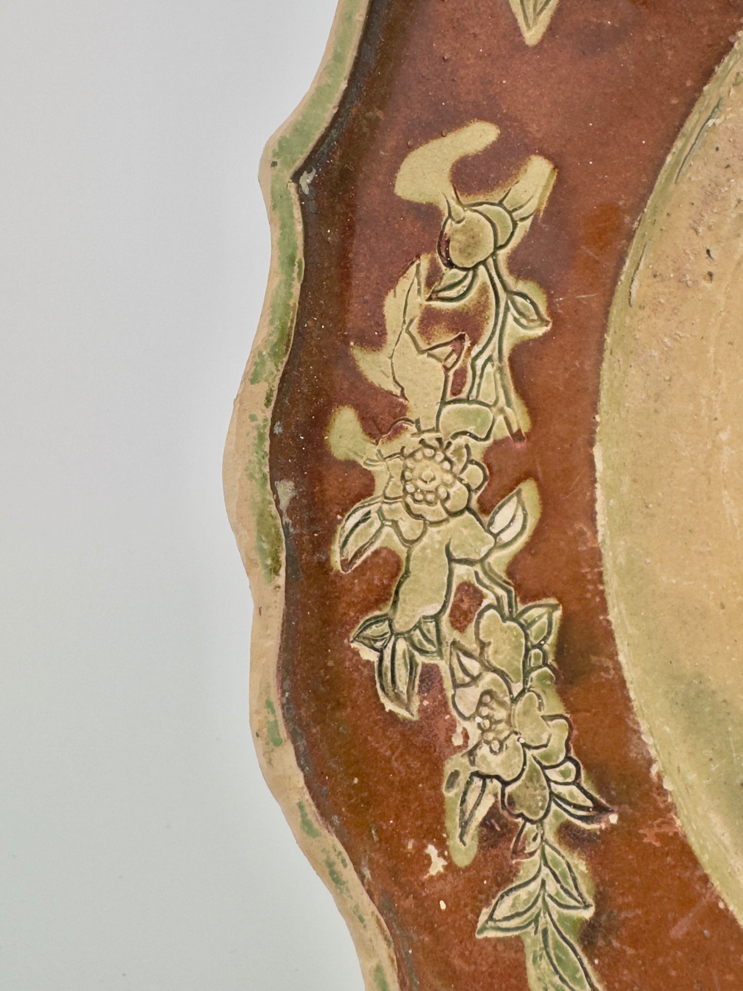 THREE-GLAZED EARTHENWARE DISH CIRCA 1725, QING DYNASTY, YONGZHENG REIGN