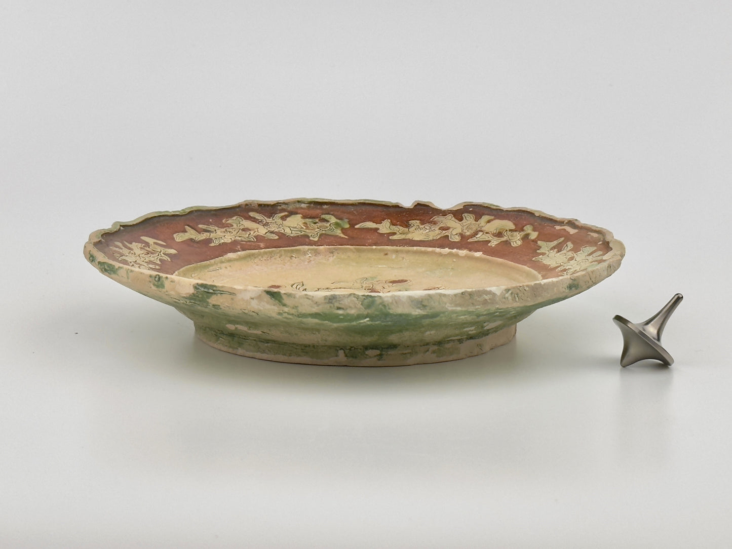 THREE-GLAZED EARTHENWARE DISH CIRCA 1725, QING DYNASTY, YONGZHENG REIGN