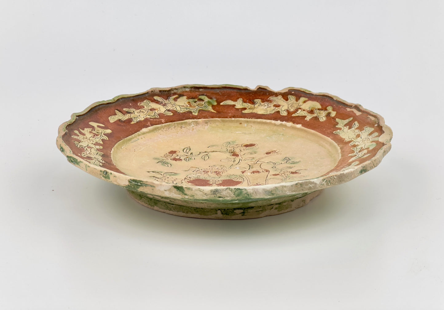 THREE-GLAZED EARTHENWARE DISH CIRCA 1725, QING DYNASTY, YONGZHENG REIGN