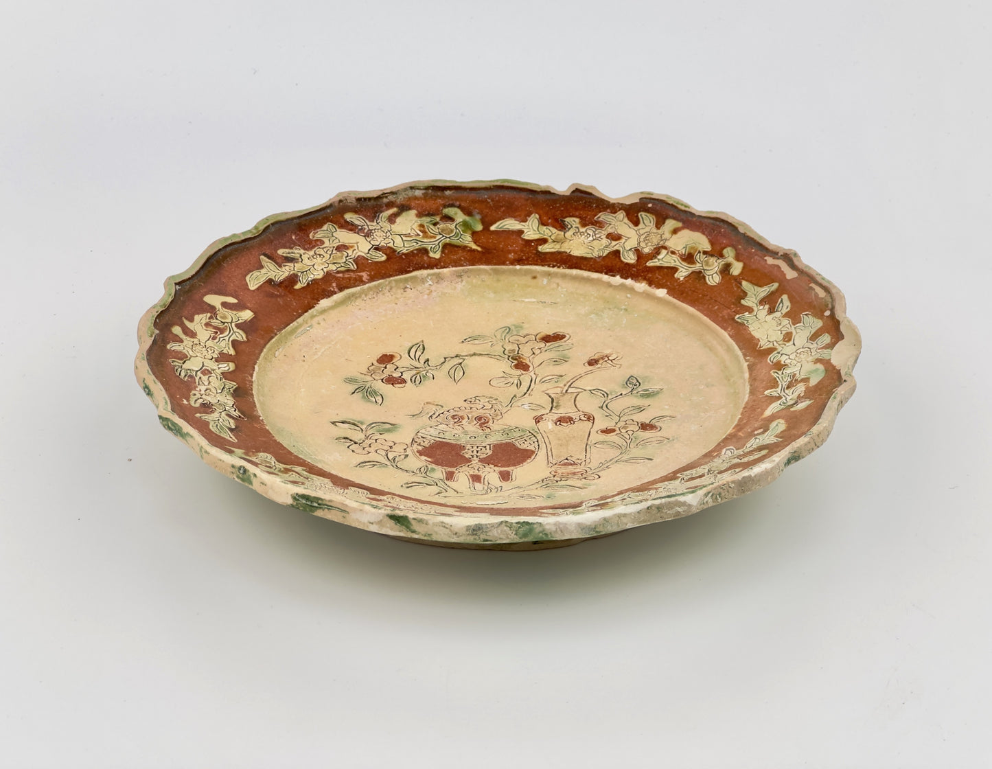 THREE-GLAZED EARTHENWARE DISH CIRCA 1725, QING DYNASTY, YONGZHENG REIGN