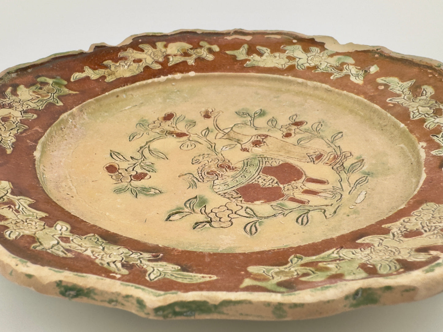 THREE-GLAZED EARTHENWARE DISH CIRCA 1725, QING DYNASTY, YONGZHENG REIGN