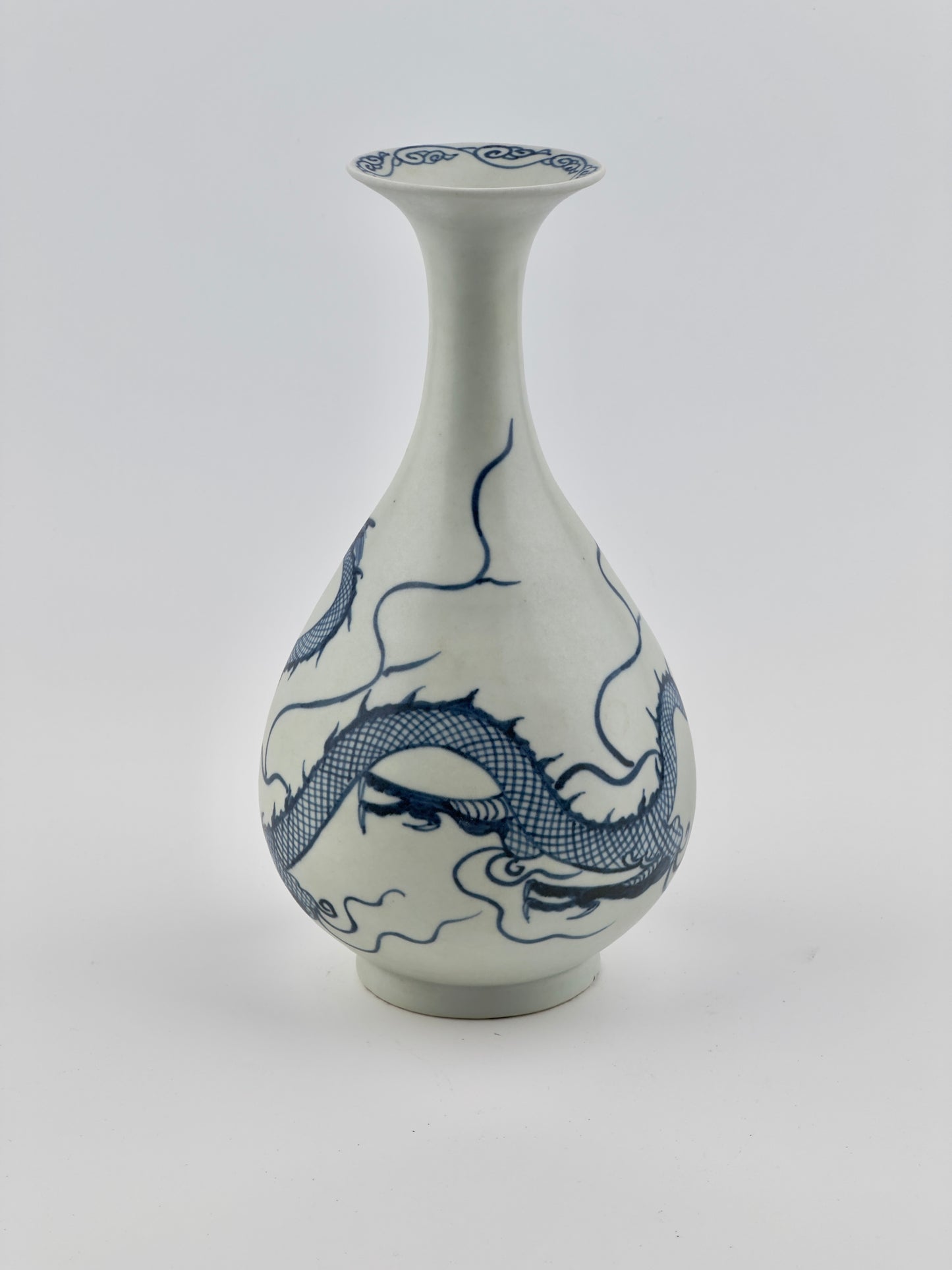 Rare Blue And White Yuan-style ‘Dragon’ Bottle Vase, Yuhuchunping, Qing dynasty