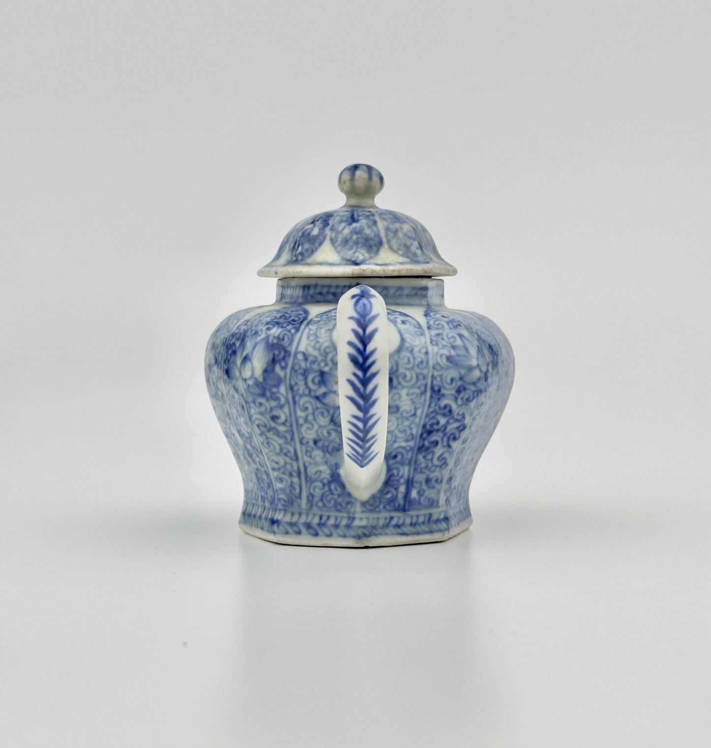 BLUE AND WHITE TEAPOT CIRCA 1725, QING DYNASTY, YONGZHENG REIGN