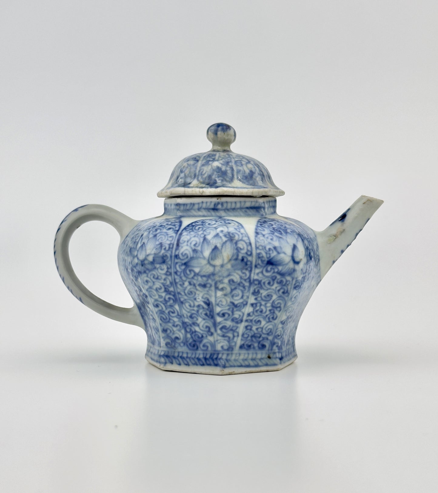 BLUE AND WHITE TEAPOT CIRCA 1725, QING DYNASTY, YONGZHENG REIGN