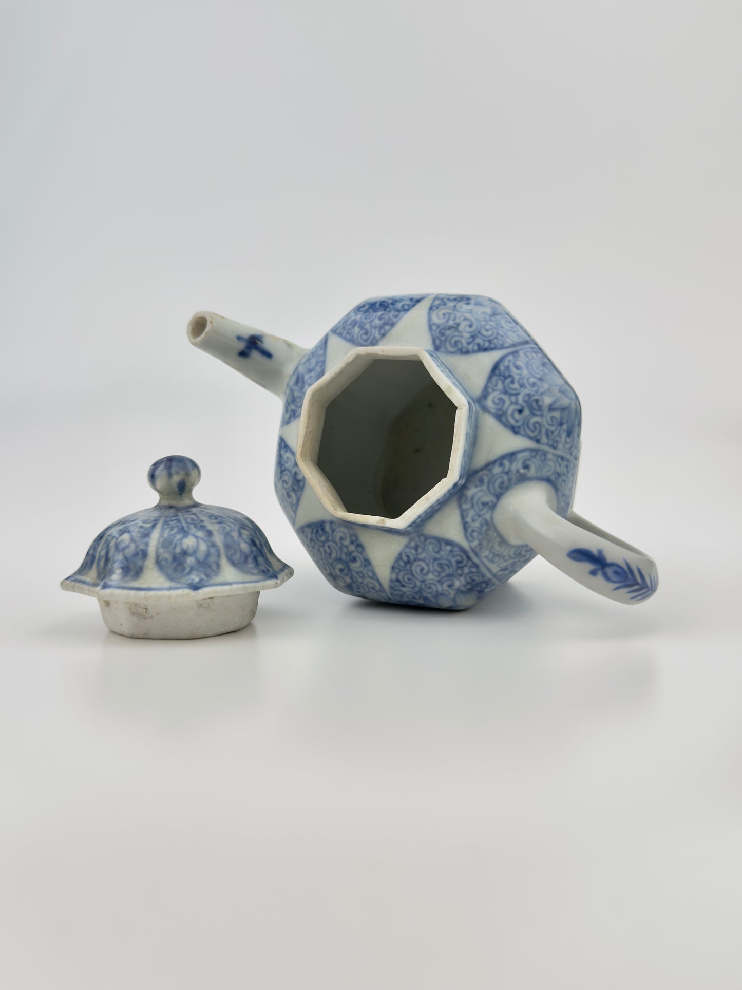 BLUE AND WHITE TEAPOT CIRCA 1725, QING DYNASTY, YONGZHENG REIGN