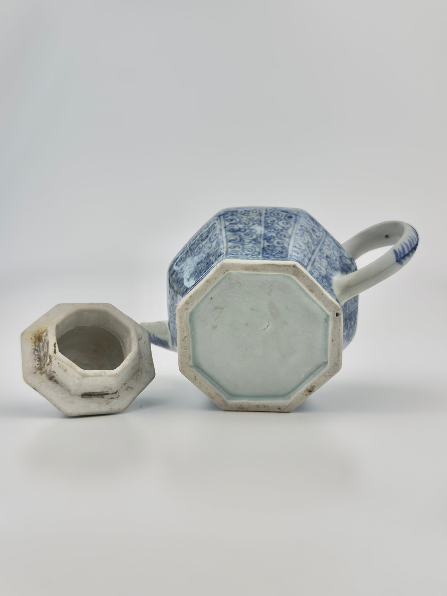 BLUE AND WHITE TEAPOT CIRCA 1725, QING DYNASTY, YONGZHENG REIGN