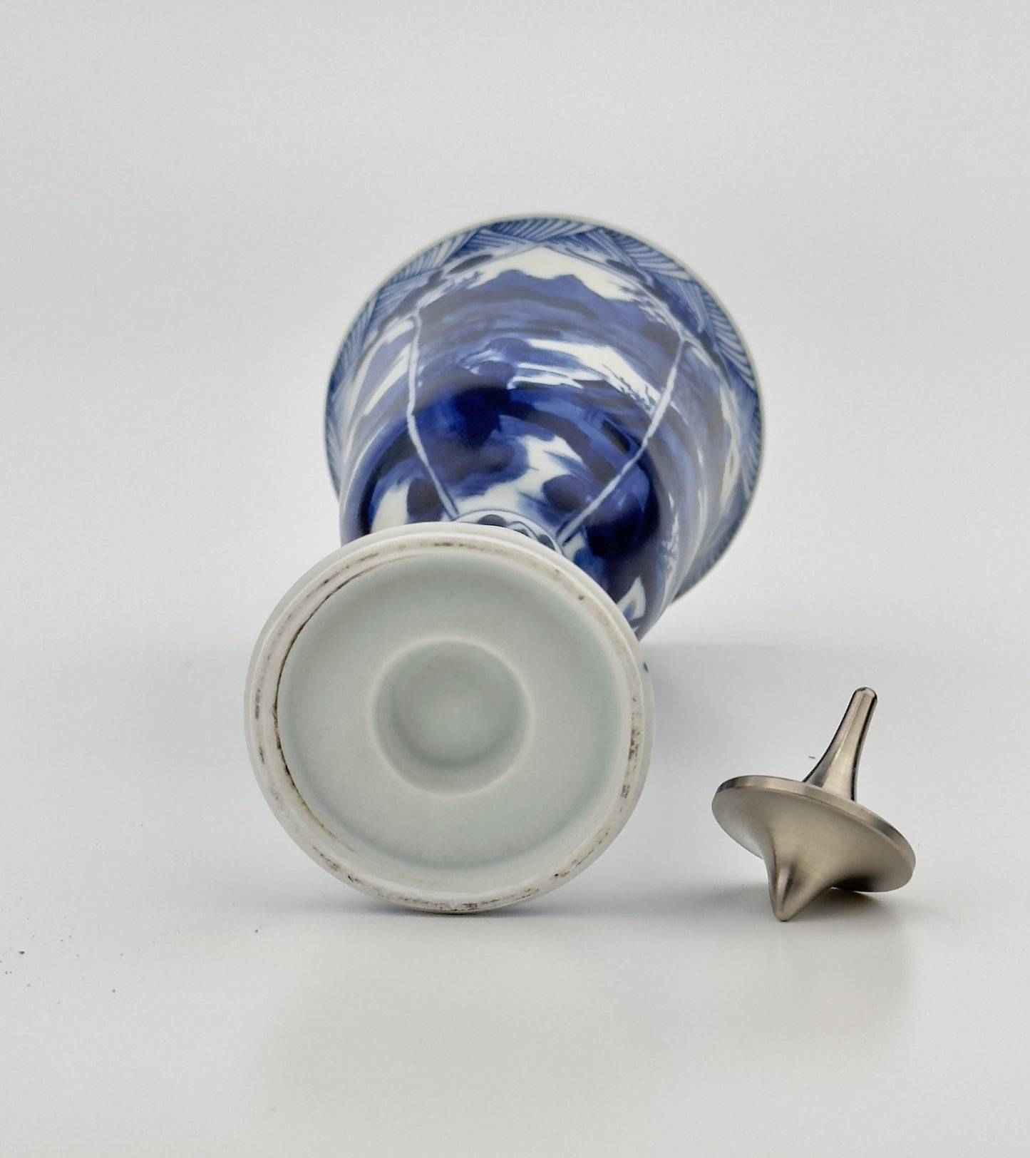 BLUE AND WHITE STEMCUP, QING DYNASTY, KANGXI ERA, CIRCA 1690