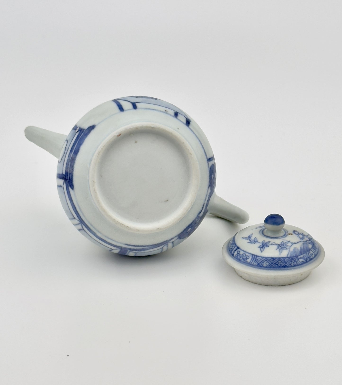 IMARI PAVILION PATTERN BLUE AND WHITE TEAPOT CIRCA 1725, QING DYNASTY, YONGZHENG REIGN