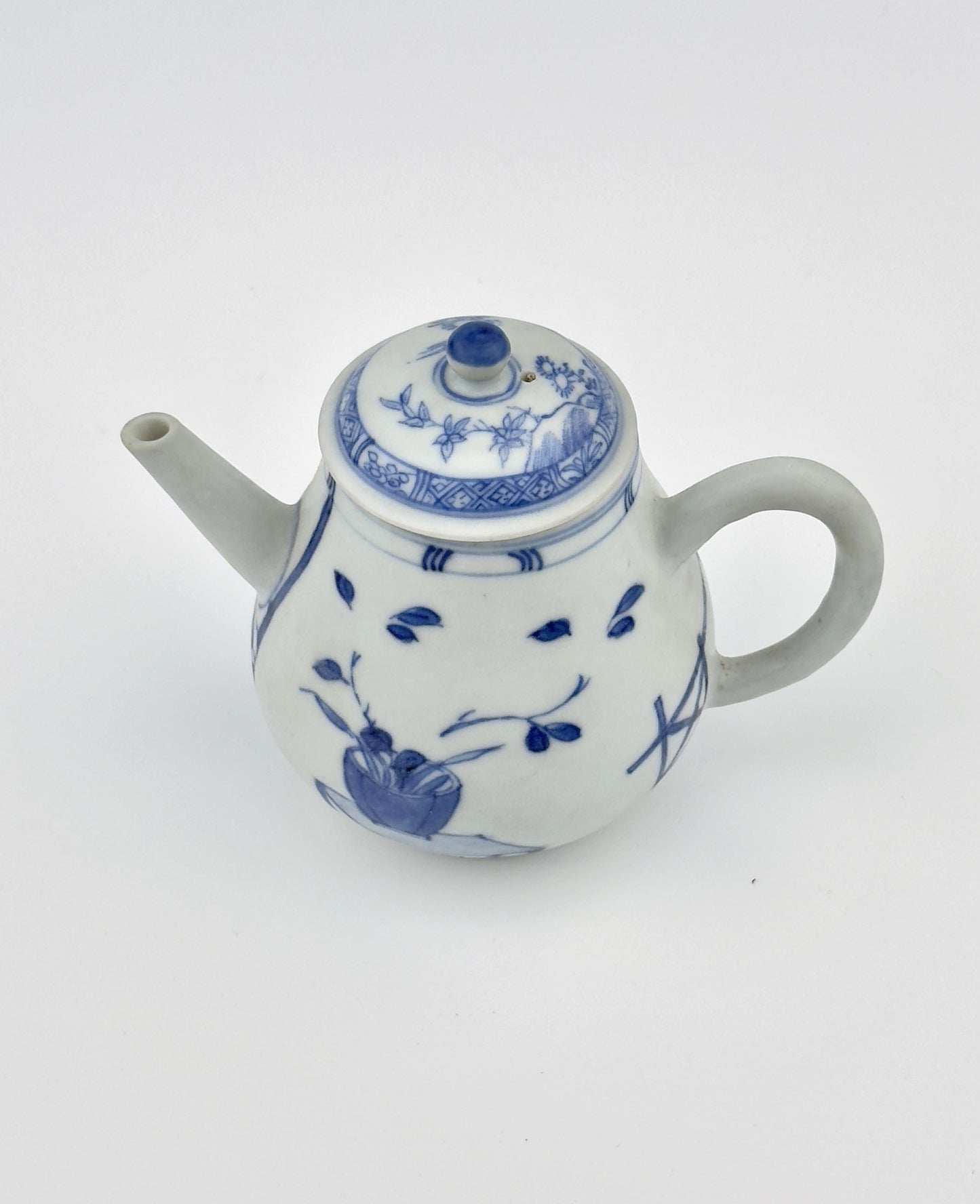 IMARI PAVILION PATTERN BLUE AND WHITE TEAPOT CIRCA 1725, QING DYNASTY, YONGZHENG REIGN