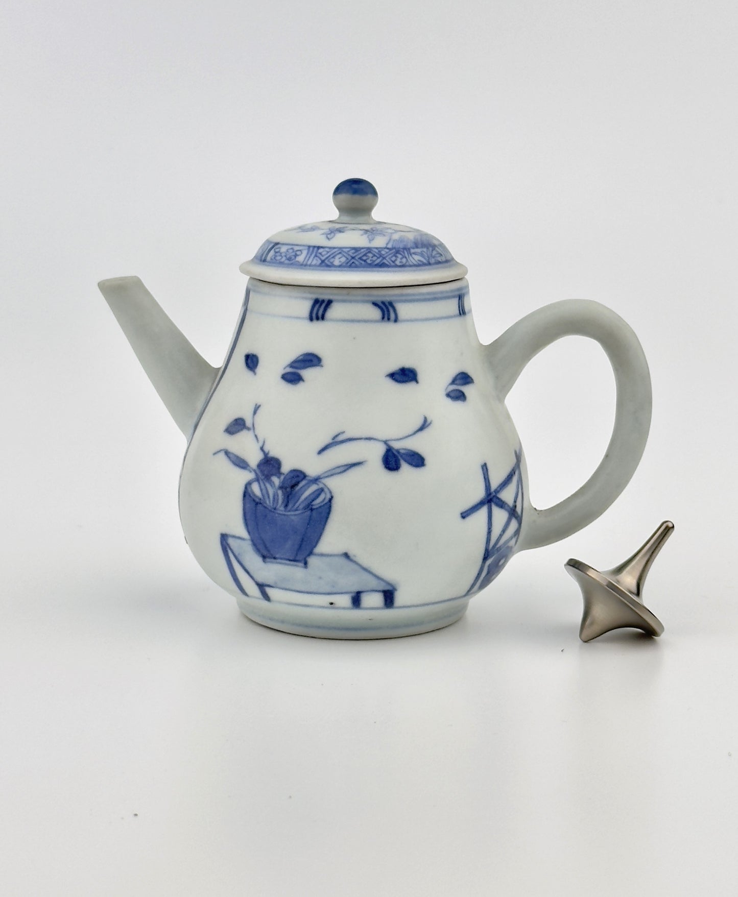 IMARI PAVILION PATTERN BLUE AND WHITE TEAPOT CIRCA 1725, QING DYNASTY, YONGZHENG REIGN