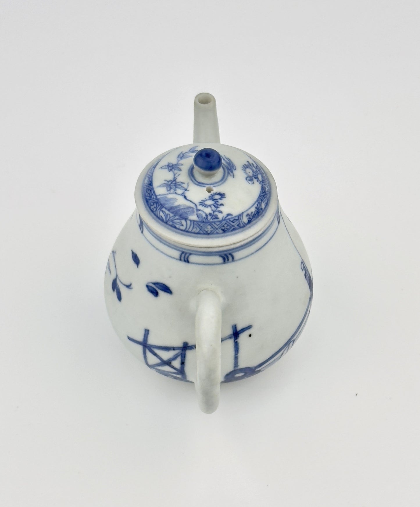 IMARI PAVILION PATTERN BLUE AND WHITE TEAPOT CIRCA 1725, QING DYNASTY, YONGZHENG REIGN