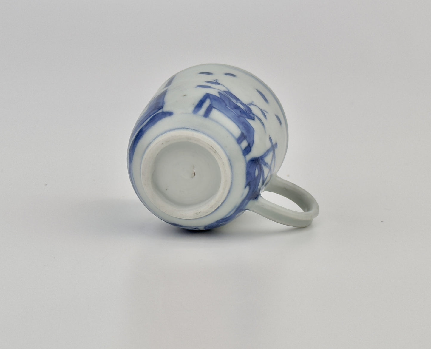 IMARI PAVILION PATTERN BLUE AND WHITE CUP CIRCA 1725, QING DYNASTY, YONGZHENG