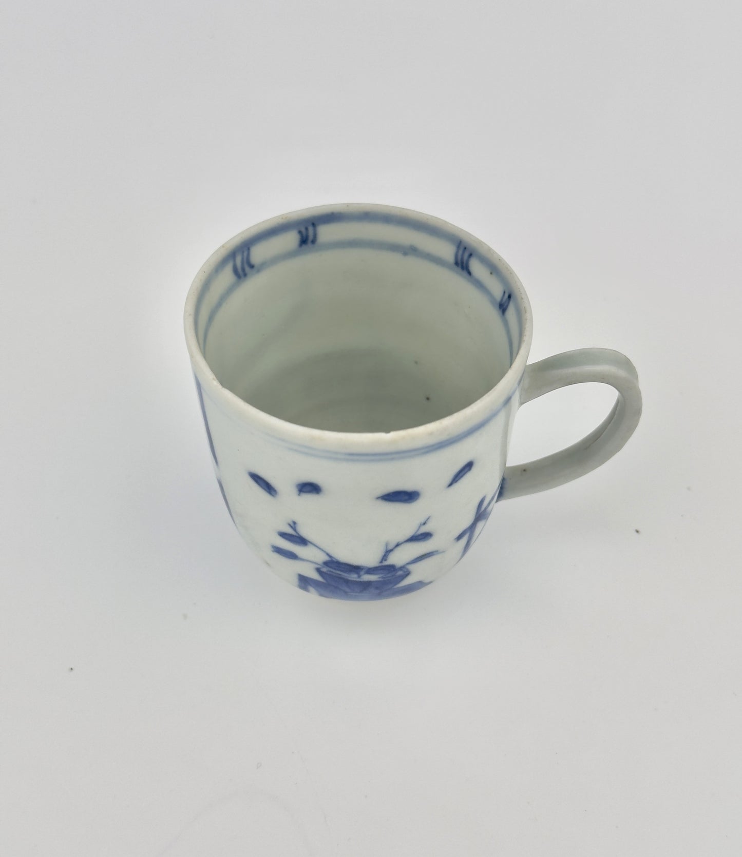 IMARI PAVILION PATTERN BLUE AND WHITE CUP CIRCA 1725, QING DYNASTY, YONGZHENG