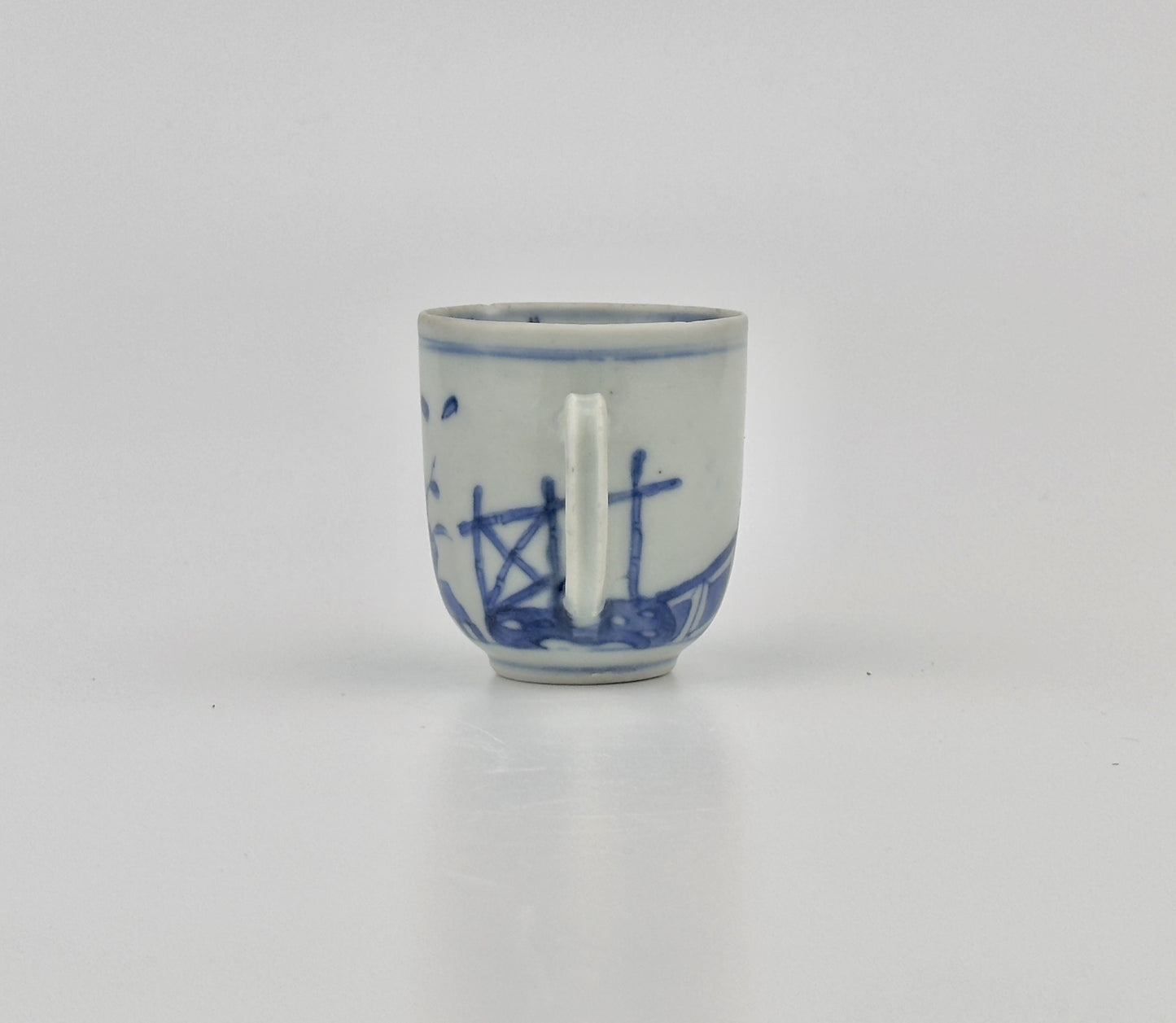 IMARI PAVILION PATTERN BLUE AND WHITE CUP CIRCA 1725, QING DYNASTY, YONGZHENG