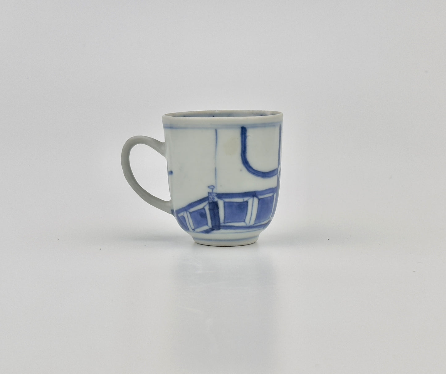 IMARI PAVILION PATTERN BLUE AND WHITE CUP CIRCA 1725, QING DYNASTY, YONGZHENG