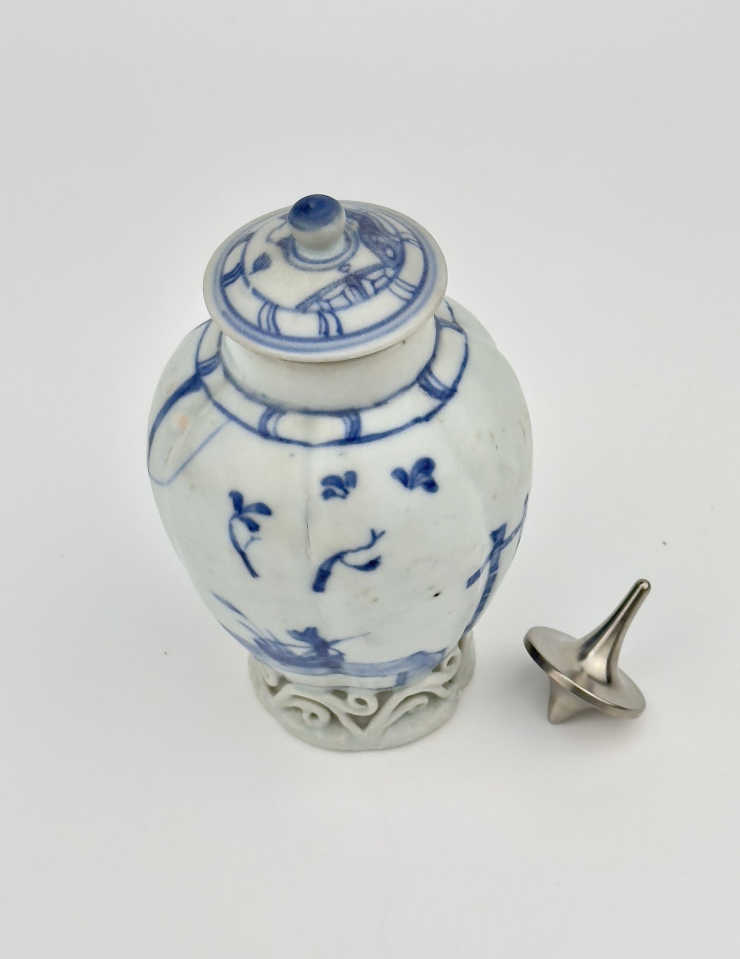 IMARI PAVILION PATTERN BLUE AND WHITE JAR CIRCA 1725, QING DYNASTY, YONGZHENG