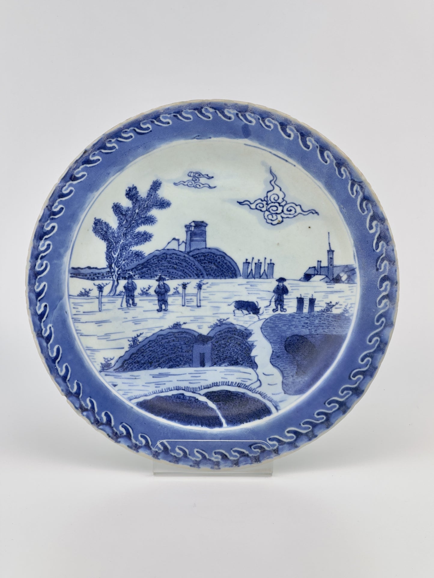 DESHIMA ISLAND PATTERN BLUE AND WHITE DISH CIRCA 1725, QING DYNASTY, YONGZHENG