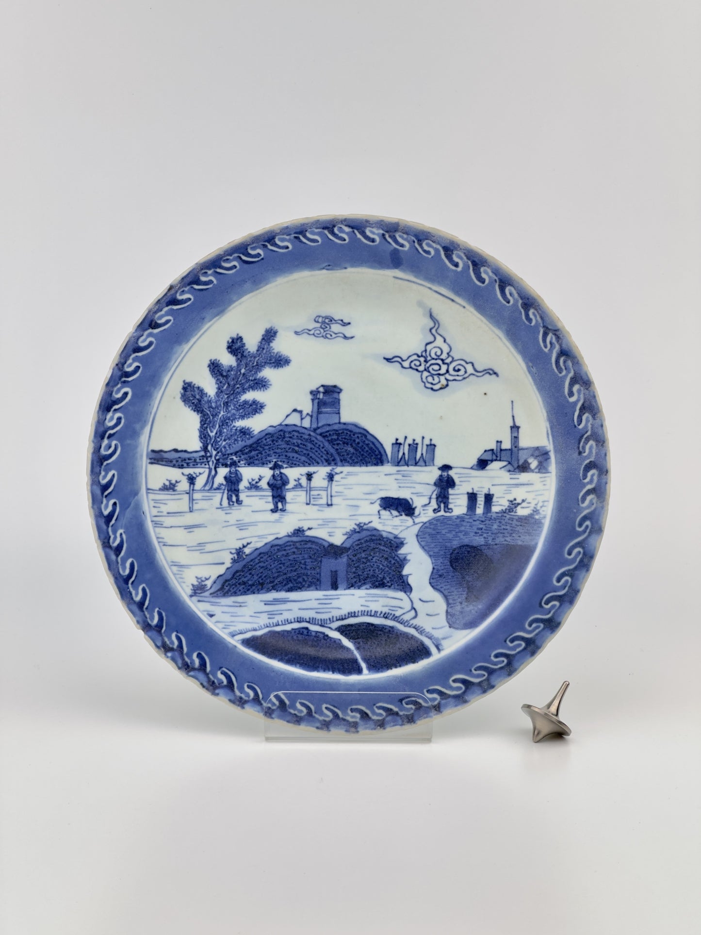 DESHIMA ISLAND PATTERN BLUE AND WHITE DISH CIRCA 1725, QING DYNASTY, YONGZHENG