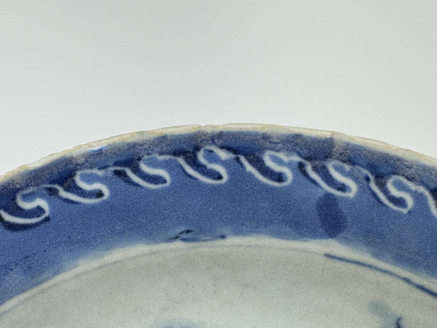 DESHIMA ISLAND PATTERN BLUE AND WHITE DISH CIRCA 1725, QING DYNASTY, YONGZHENG