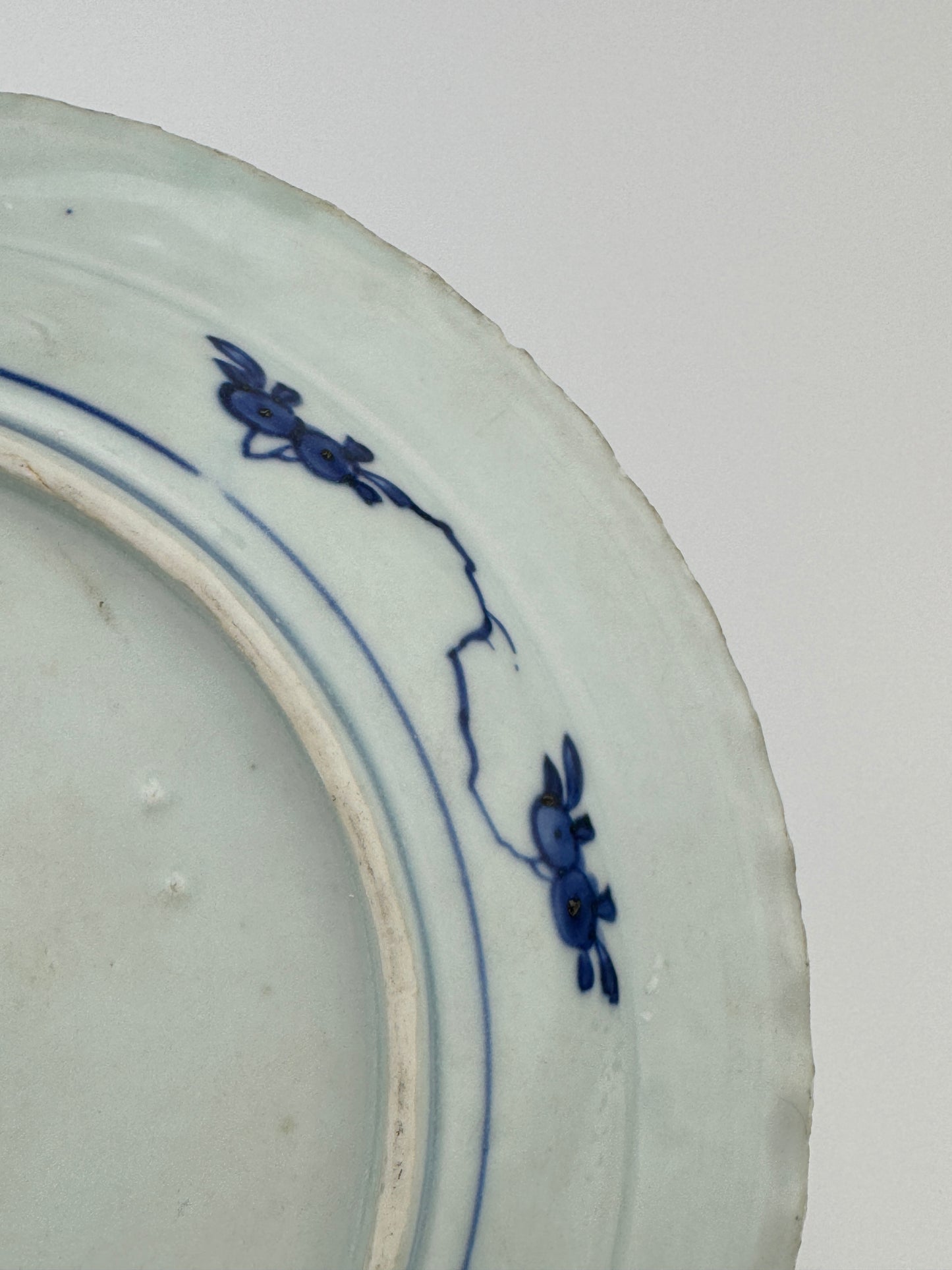 DESHIMA ISLAND PATTERN BLUE AND WHITE DISH CIRCA 1725, QING DYNASTY, YONGZHENG