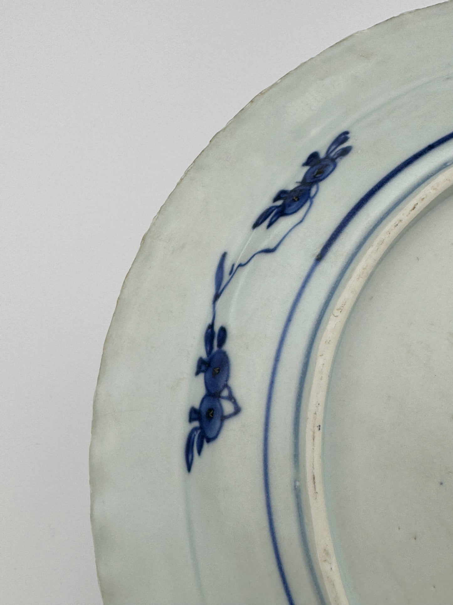 DESHIMA ISLAND PATTERN BLUE AND WHITE DISH CIRCA 1725, QING DYNASTY, YONGZHENG