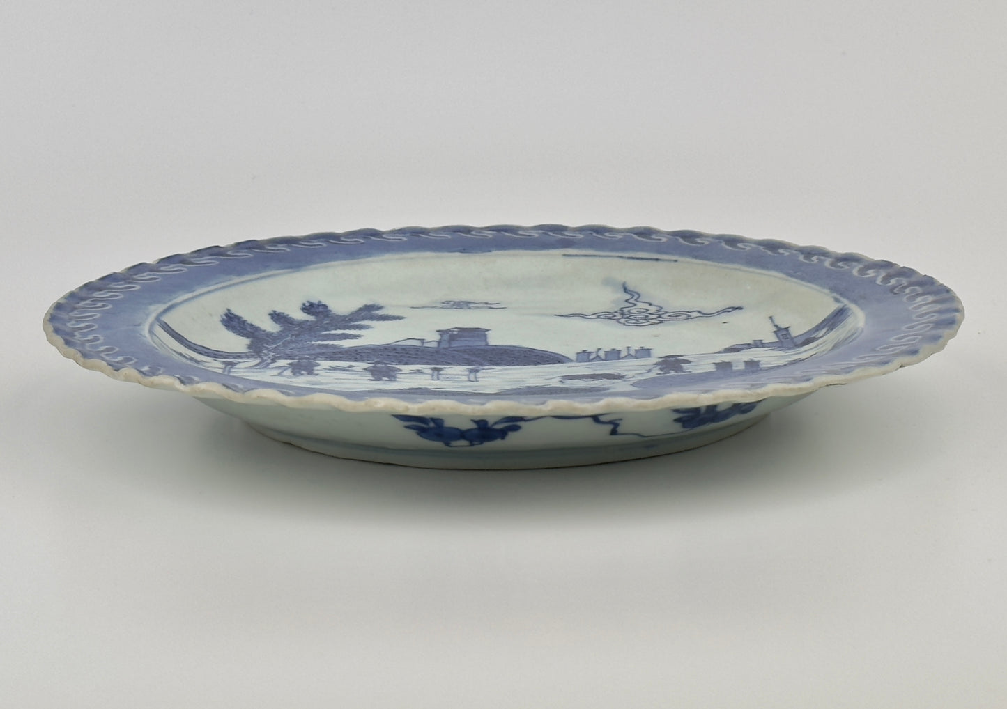 DESHIMA ISLAND PATTERN BLUE AND WHITE DISH CIRCA 1725, QING DYNASTY, YONGZHENG