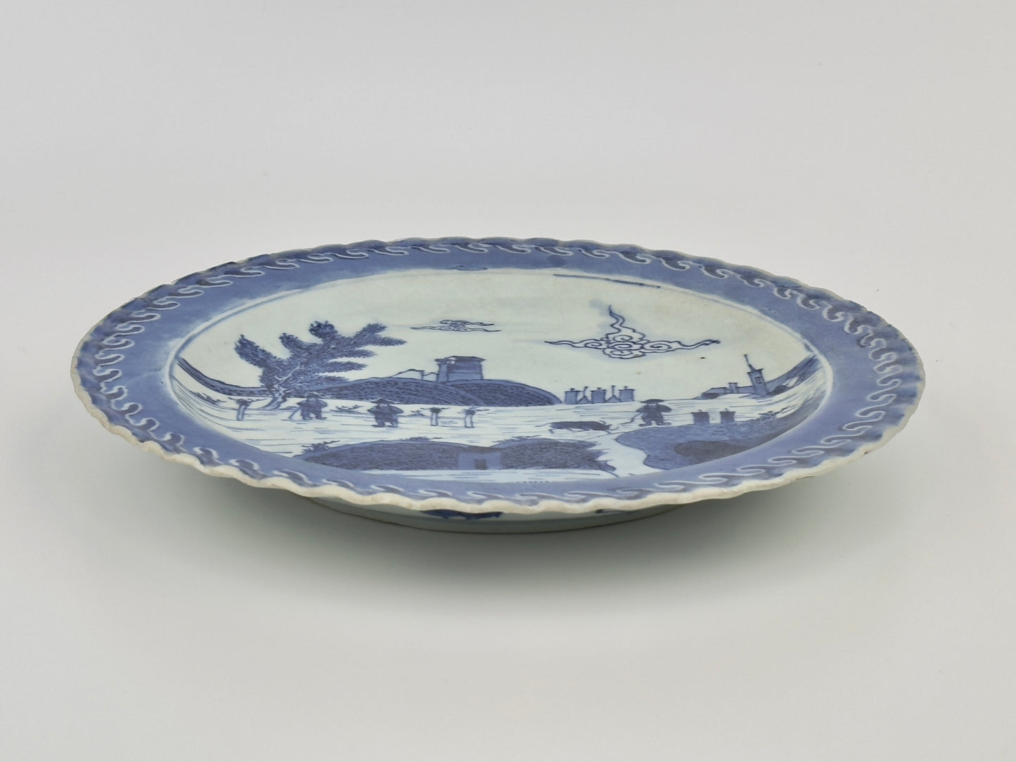 DESHIMA ISLAND PATTERN BLUE AND WHITE DISH CIRCA 1725, QING DYNASTY, YONGZHENG