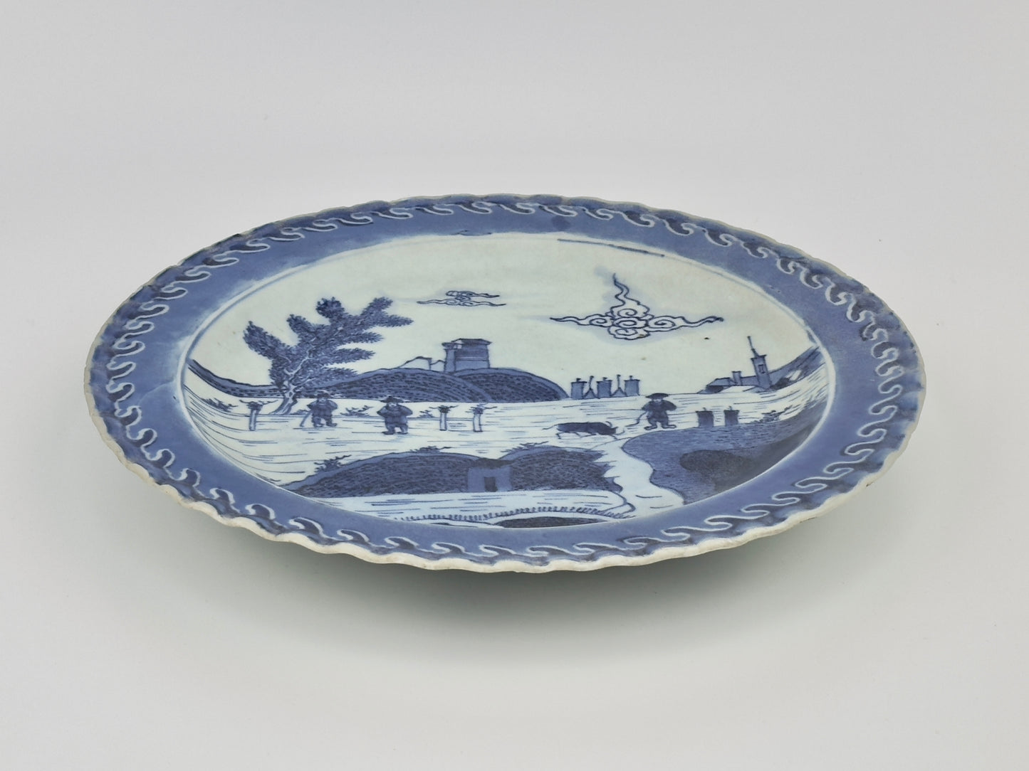 DESHIMA ISLAND PATTERN BLUE AND WHITE DISH CIRCA 1725, QING DYNASTY, YONGZHENG